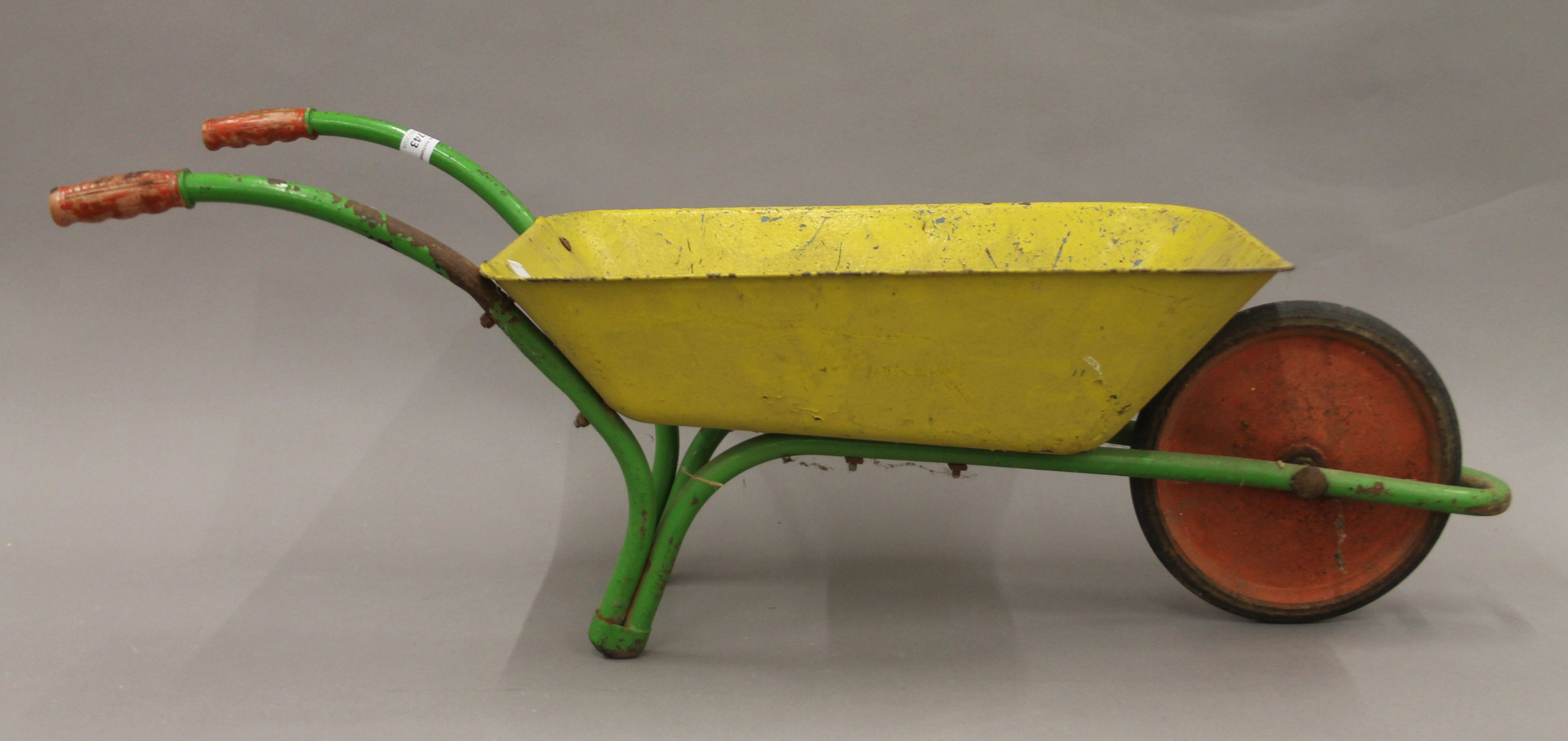 A vintage child's wheelbarrow. 82 cm long. - Image 4 of 4