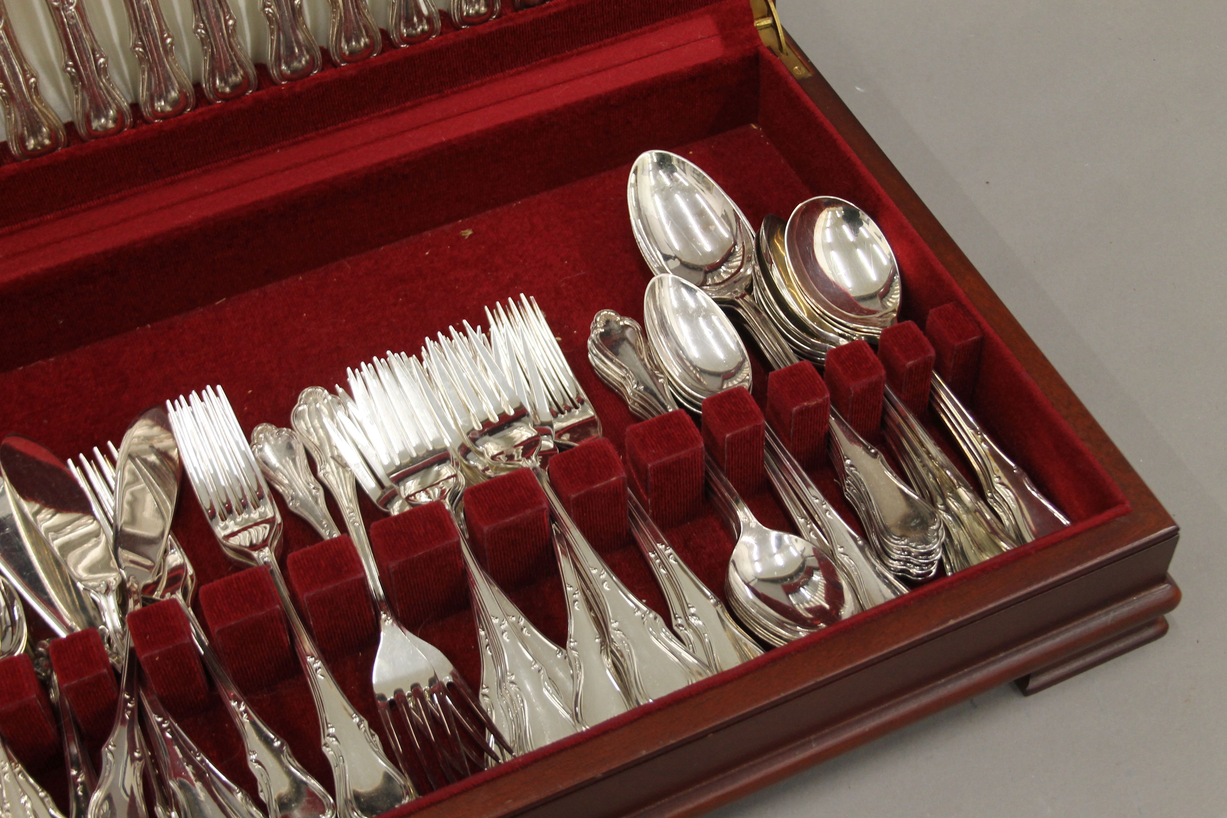 A Thomas Bradbury silver-plated cutlery canteen. 47 cm wide. - Image 2 of 5