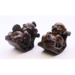 A pair of bronzes of seated pigs. 4.5 cm high.