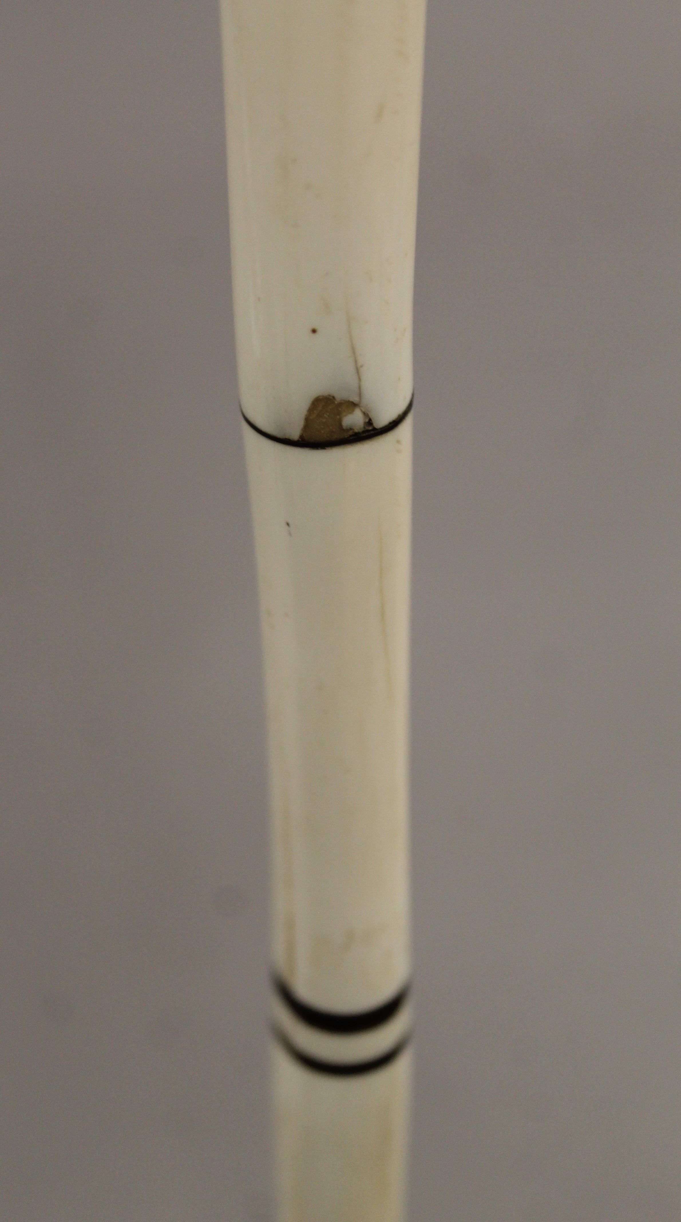 An antique Indian horn and bone walking stick. 93 cm long. - Image 4 of 6