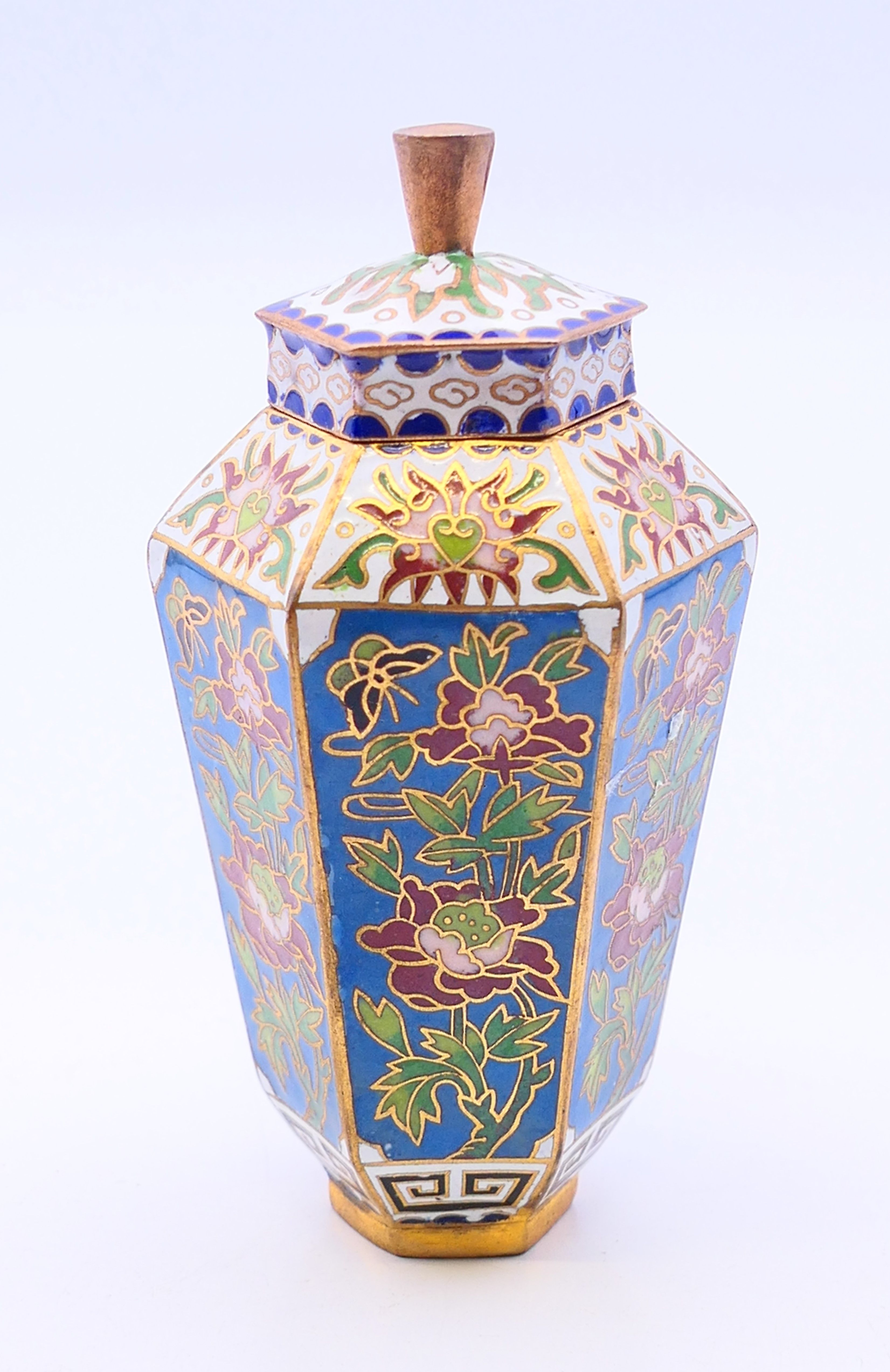 A pair of small hexagonal cloisonne vases. Each 10 cm high. - Bild 2 aus 5