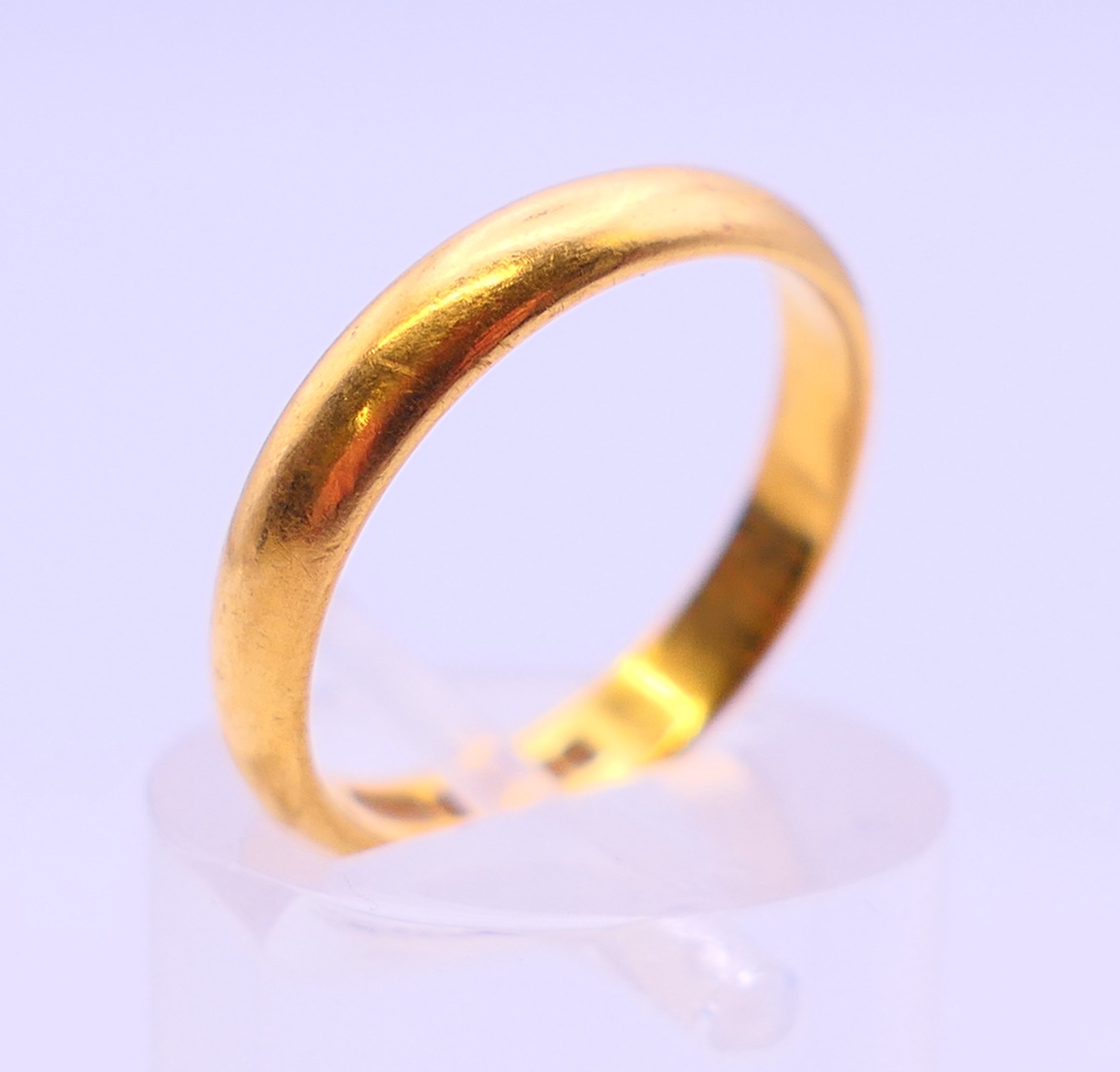 A 22 ct gold wedding band 3.8 grammes, a 9 ct gold wedding band and a 9 ct gold signet ring 8. - Image 10 of 19