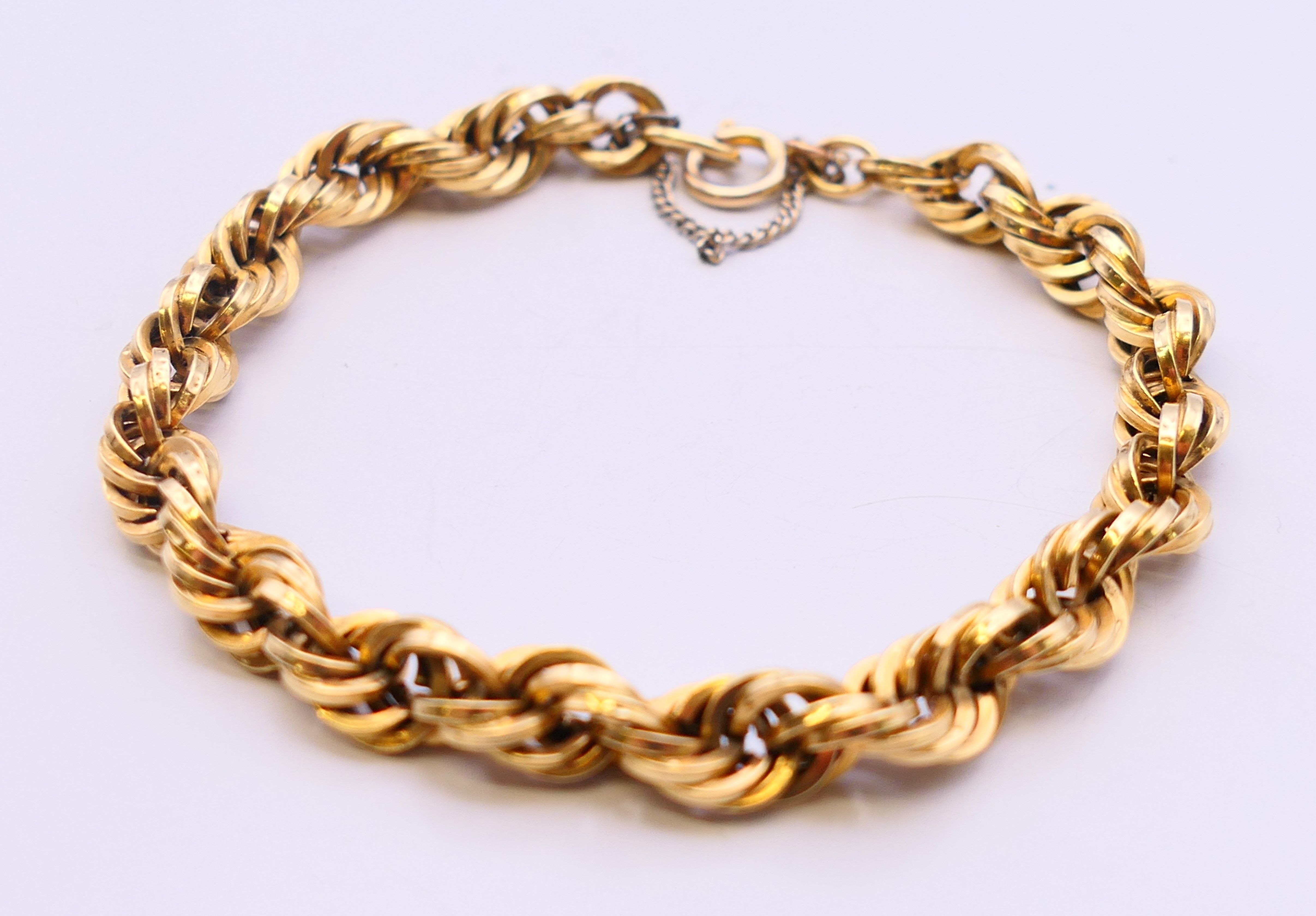 An 18 ct gold bracelet 10.1 grammes and a 9 ct gold bracelet 9 grammes. - Image 2 of 10