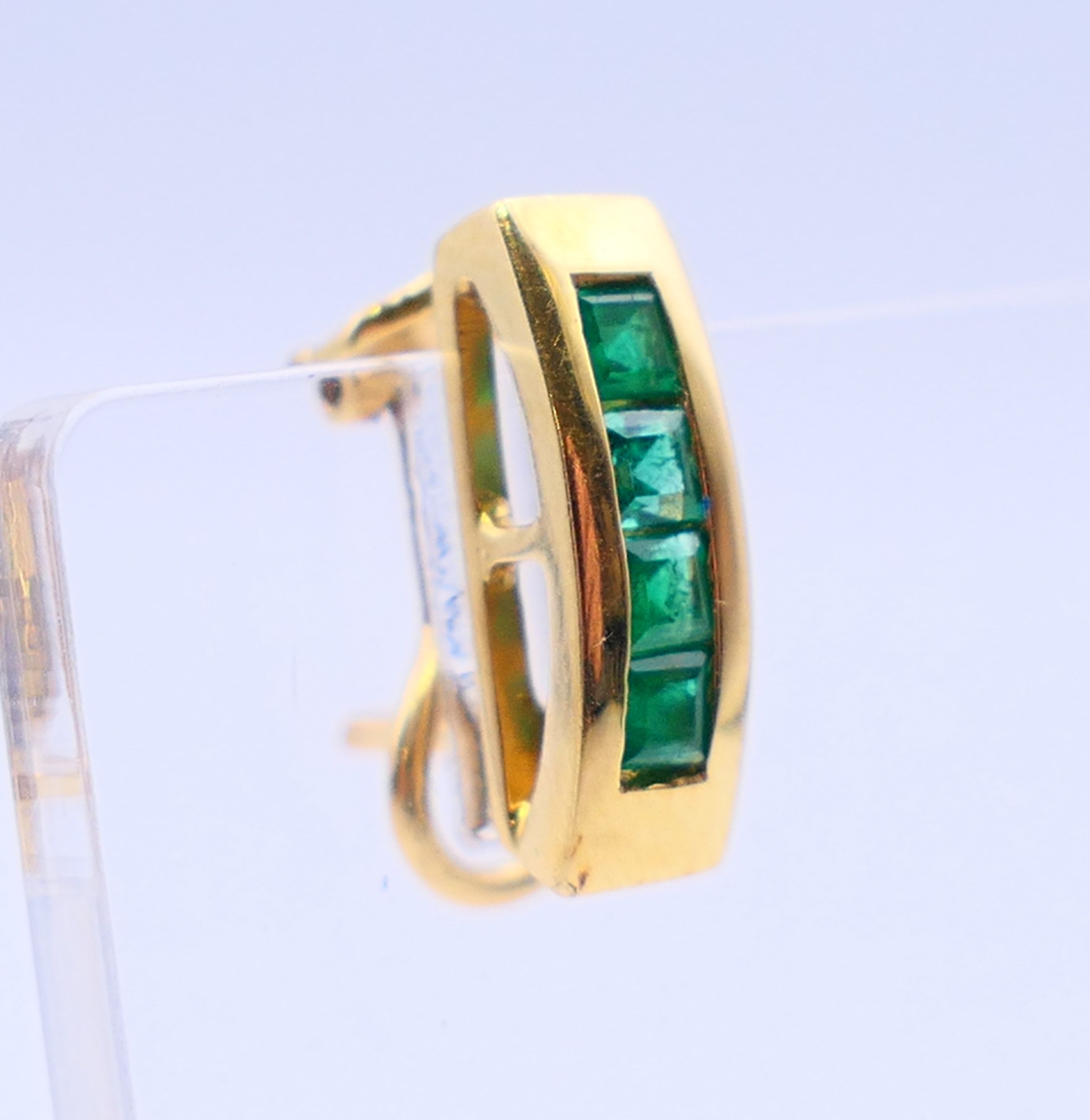 A pair of 18 ct gold emerald earrings. 1.5 cm high. - Image 4 of 6