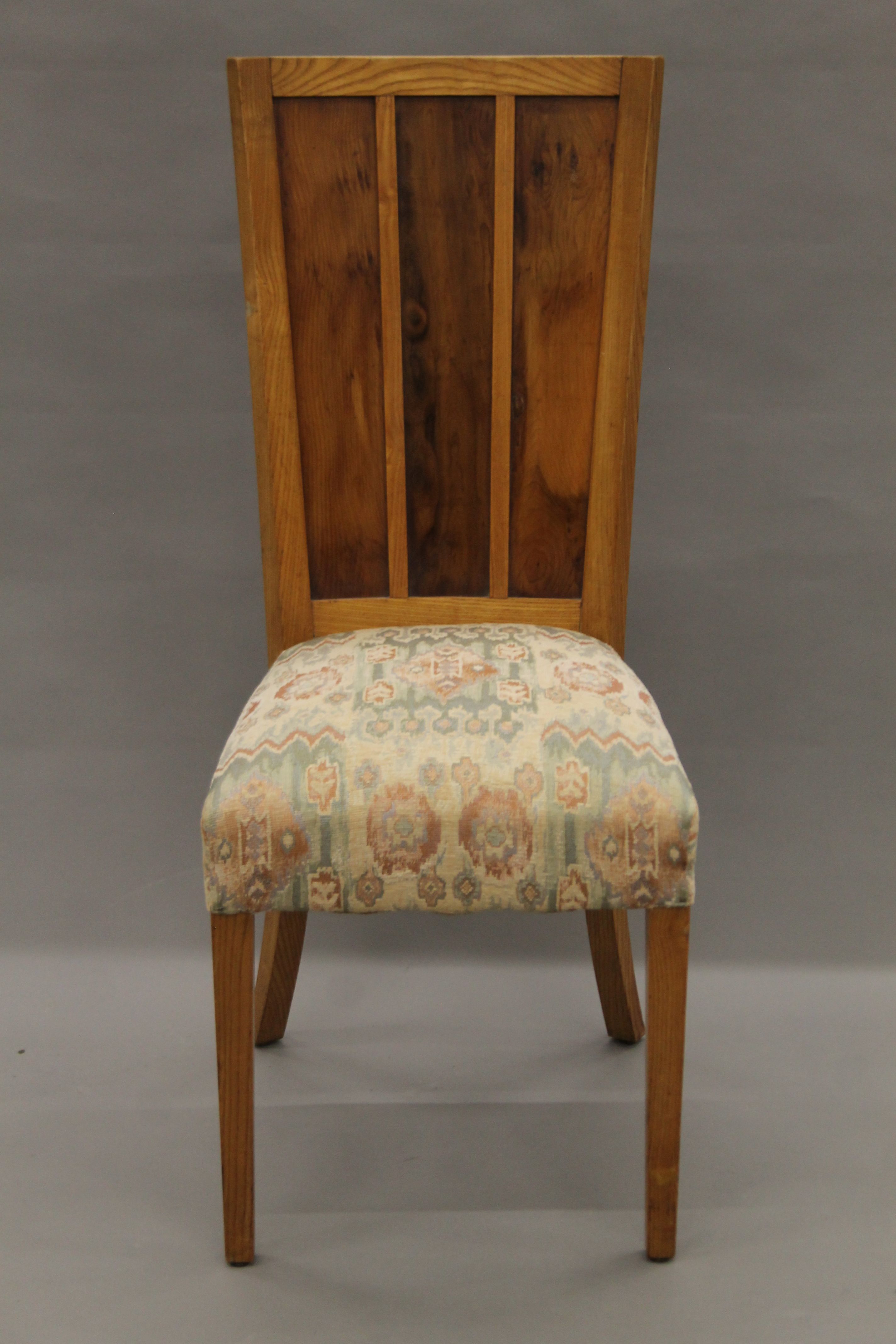 A set of six early 20th century oak and yewwood dining chairs. 45 cm wide. - Bild 2 aus 6