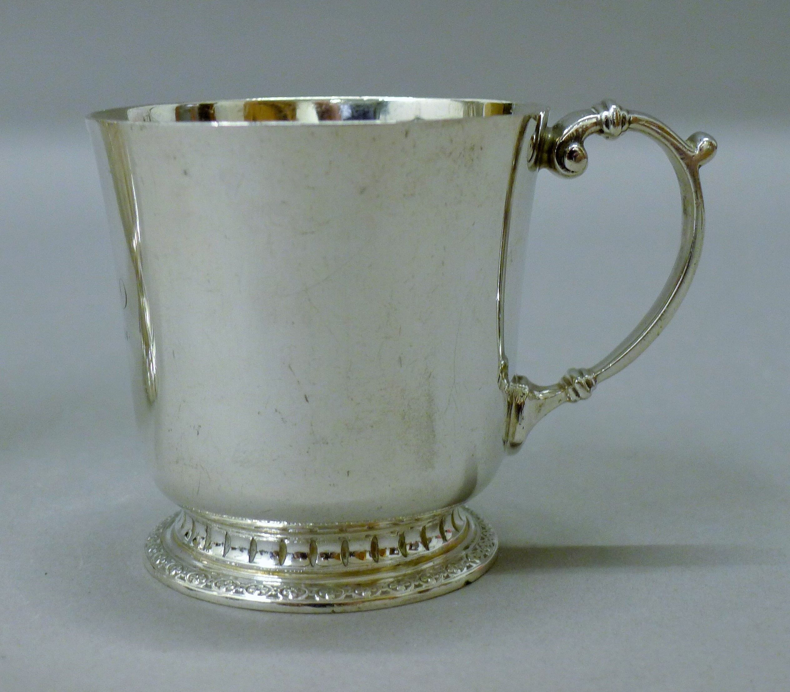 A silver Christening mug. 7 cm high. 156.8 grammes. - Image 2 of 4