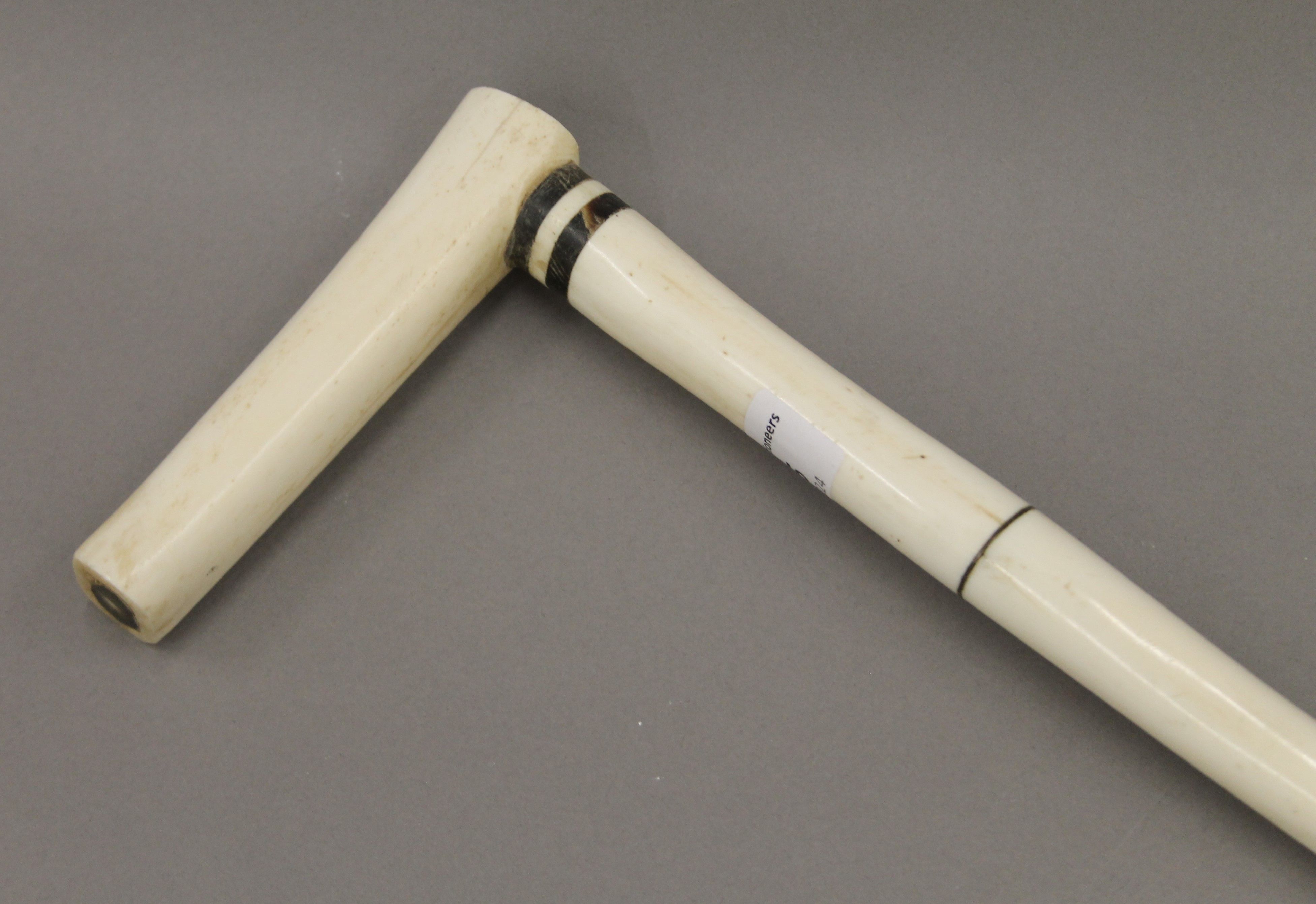 An antique Indian horn and bone walking stick. 93 cm long. - Image 2 of 6