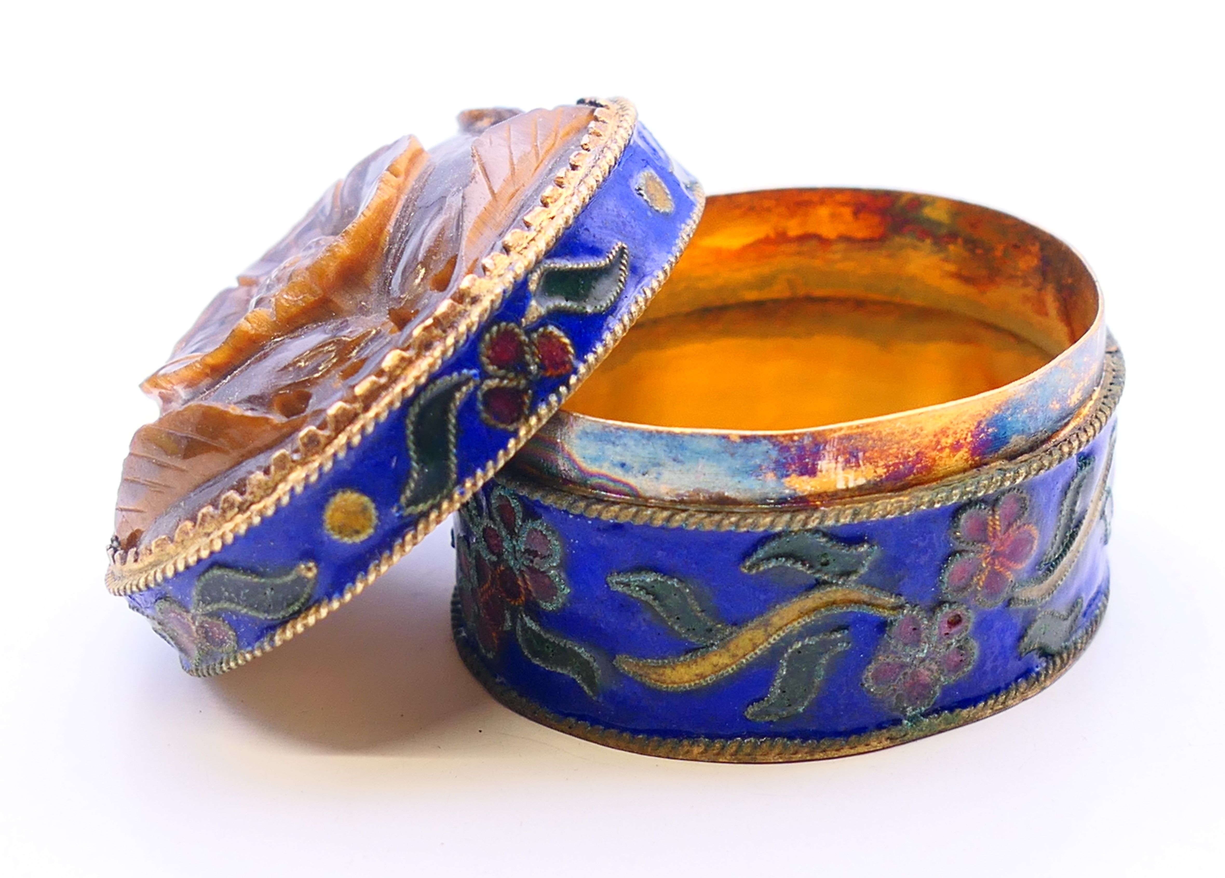 A Chinese cloisonne and tiger's eye box. 3 cm high. - Image 4 of 5