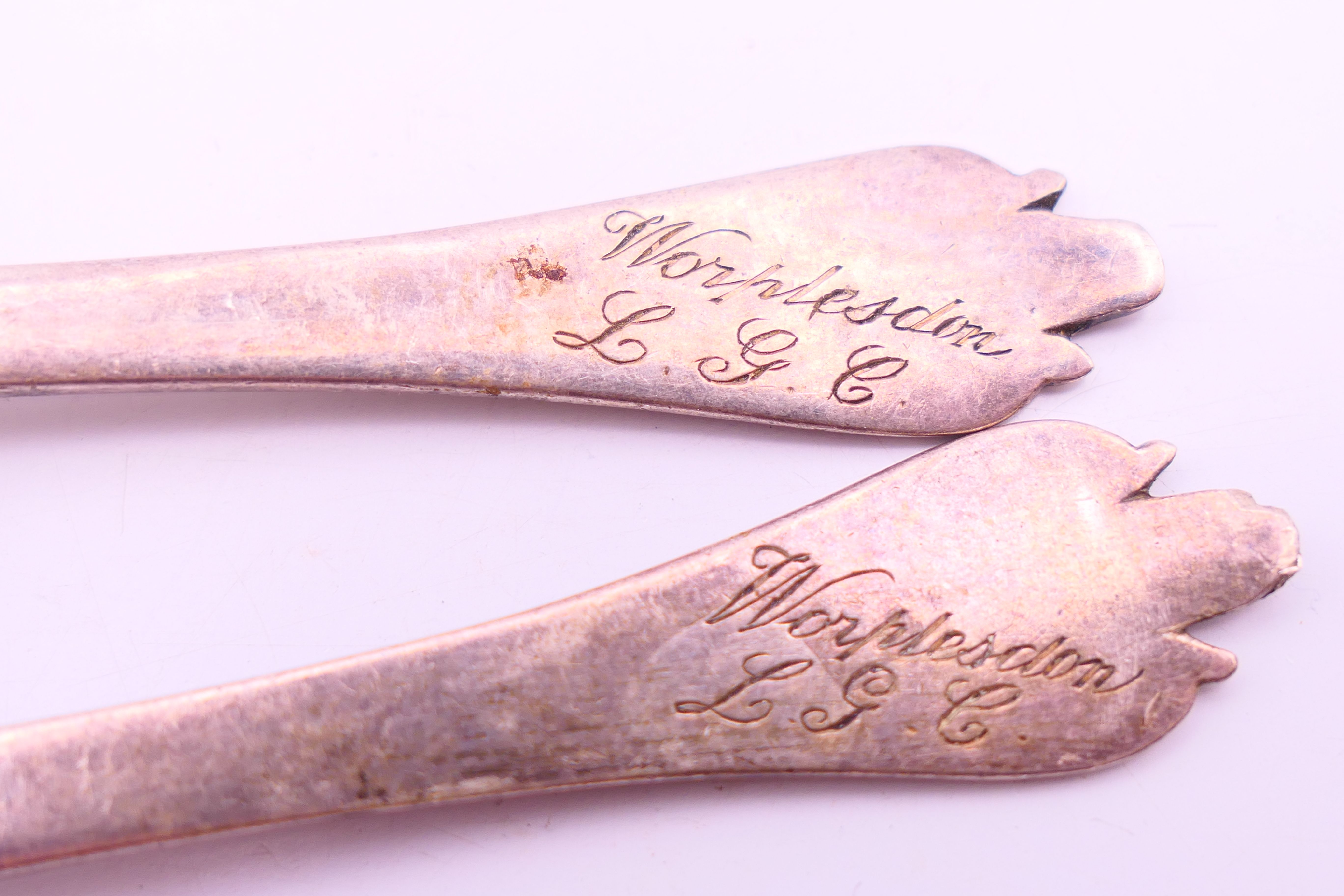 A pair of silver spoons and a small silver ladle. Spoons each 10 cm long. 39.4 grammes. - Image 3 of 7