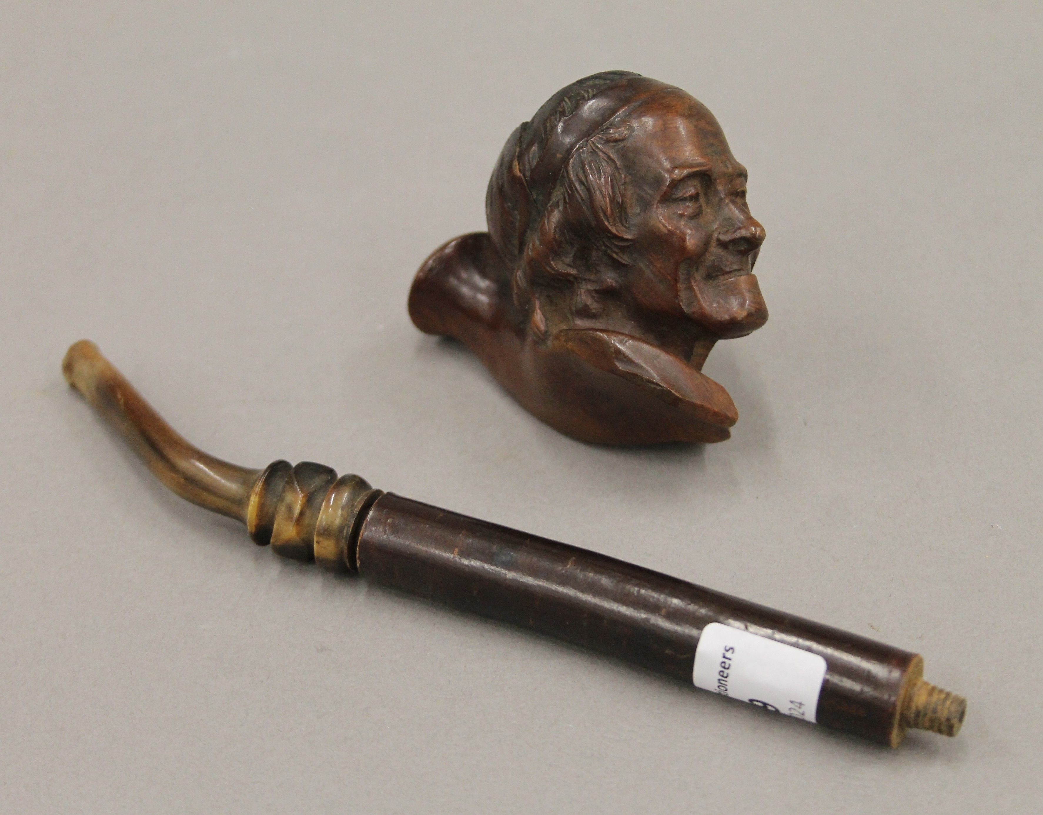 A carved wooden pipe formed as the head of an old man. 25 cm long. - Image 4 of 5