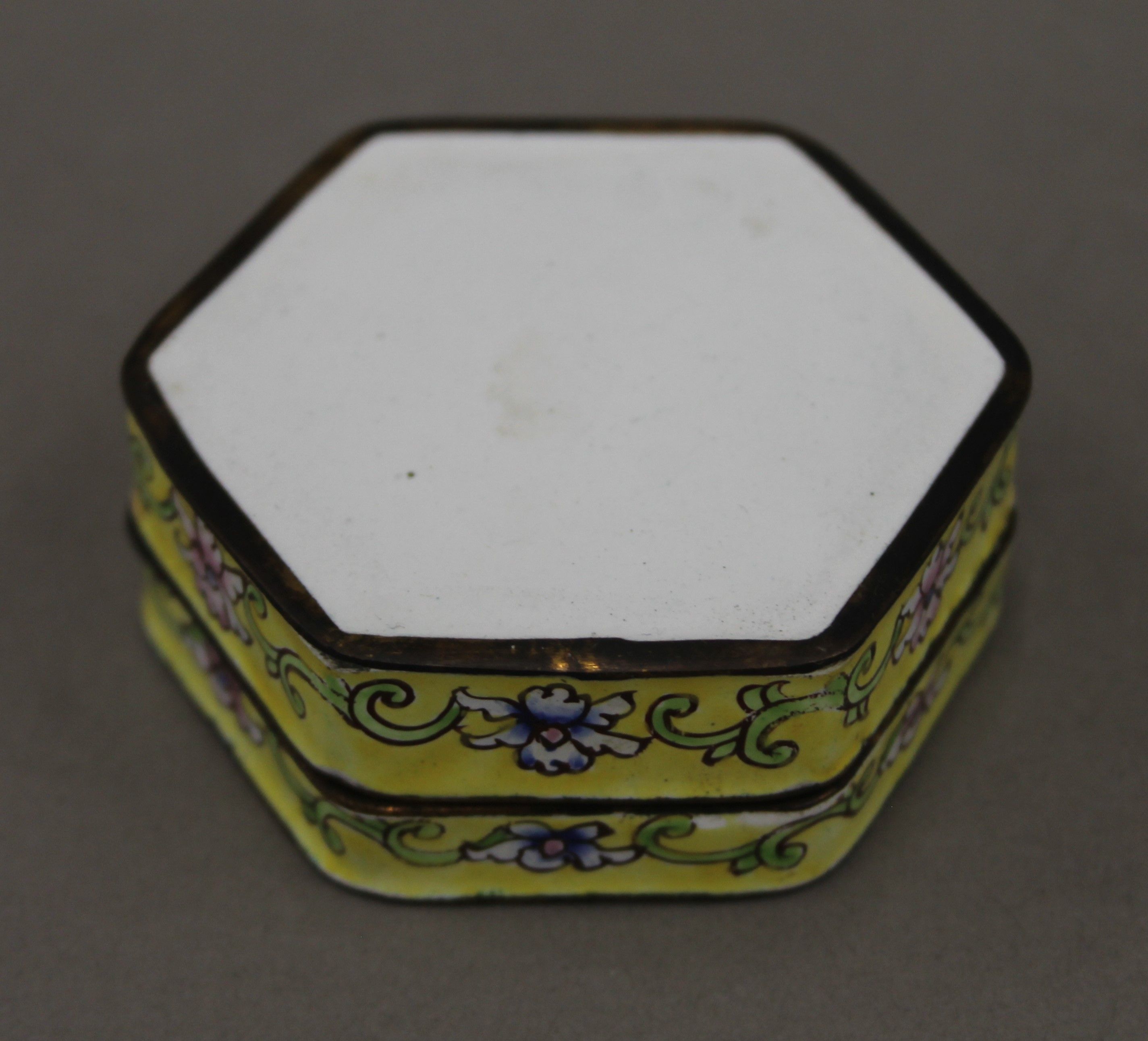 A pair of enamel hexagonal boxes decorated with a bird perched on a flower. Each 6 cm wide. - Image 6 of 6