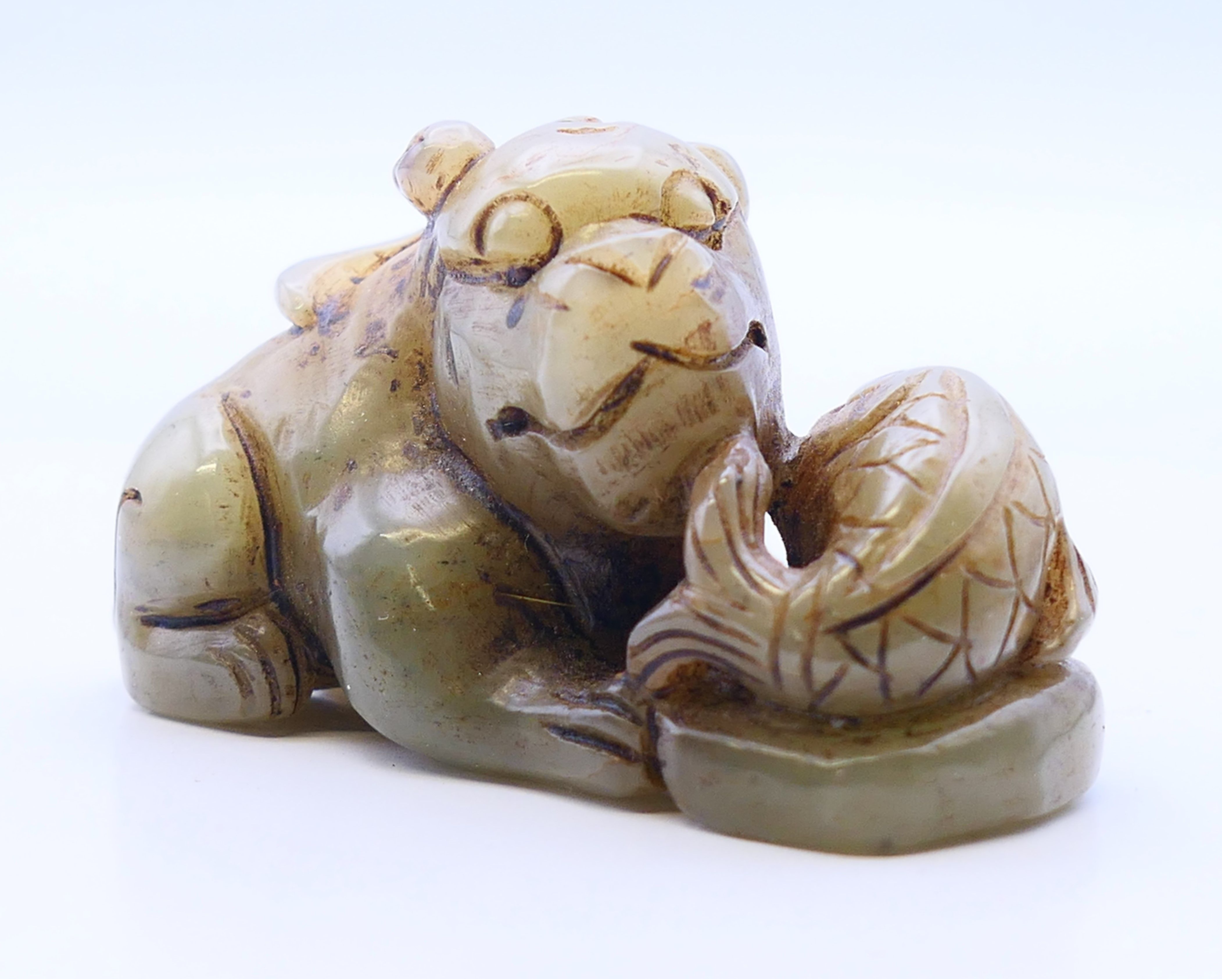 A jade dog-of-fo with a fish. 6 cm wide, 3.5 cm high. - Image 2 of 5