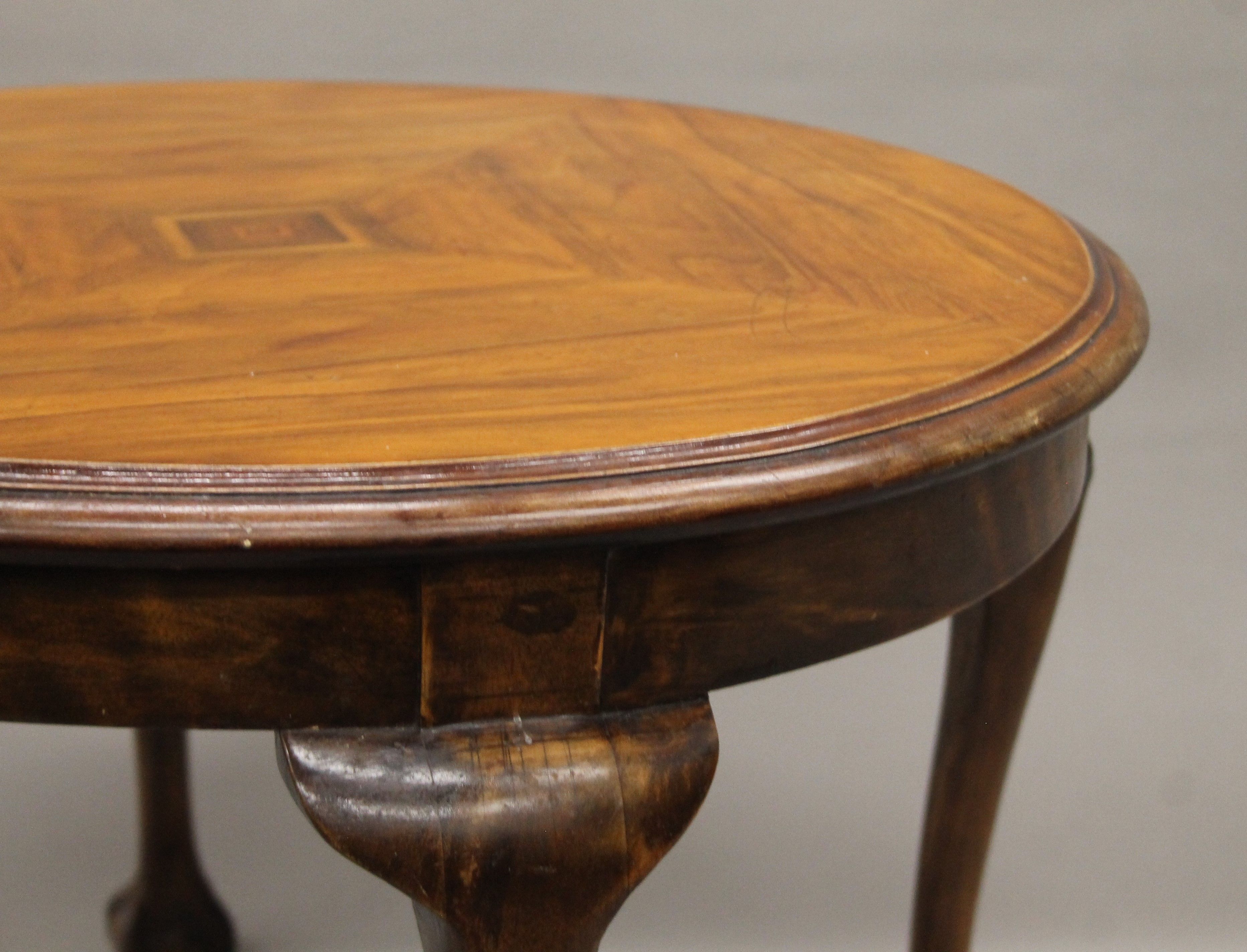 An early 20th century walnut coffee table. 60 cm diameter. - Image 3 of 4