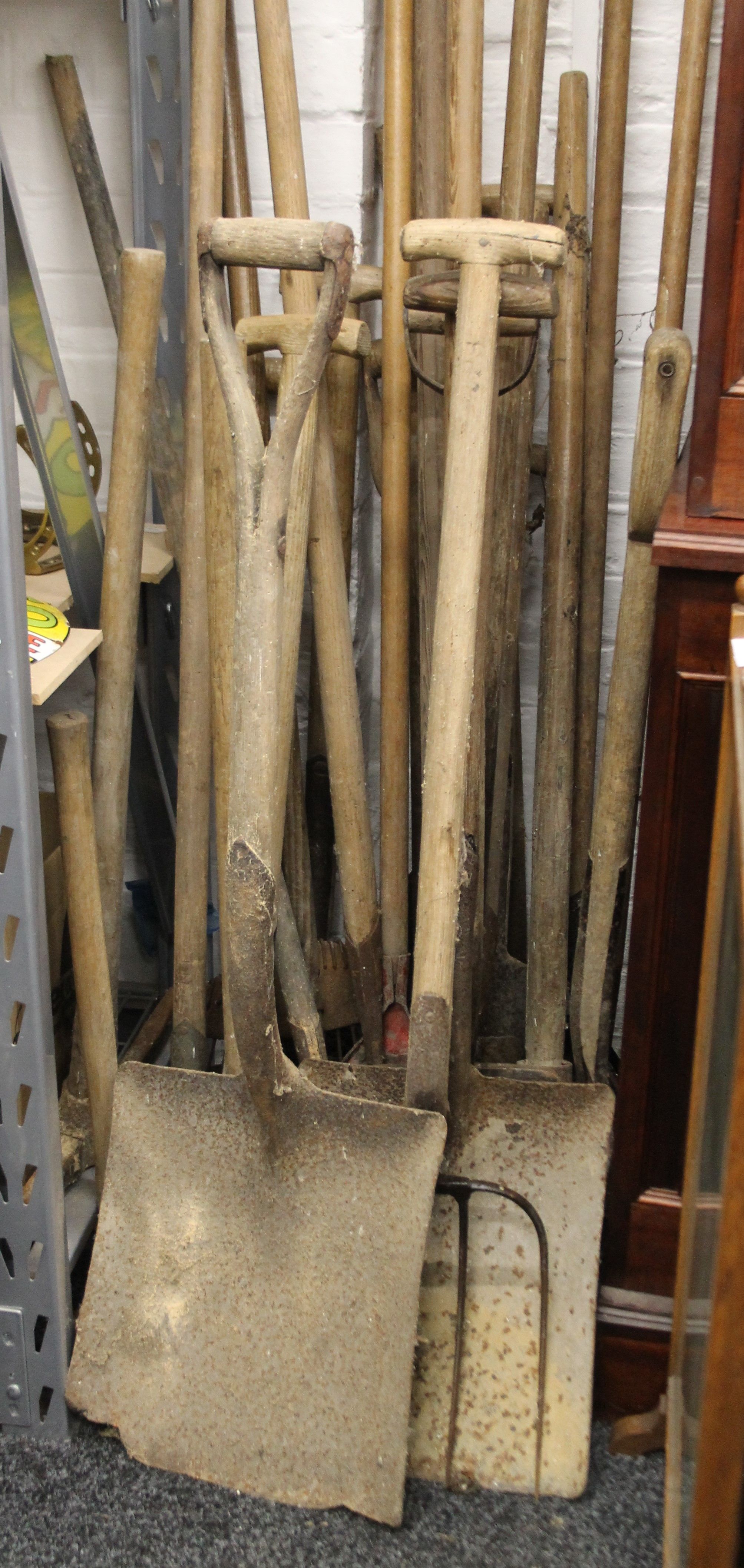 A quantity of various wooden-handled vintage gardening tools. The largest 195 cm long. - Image 3 of 3
