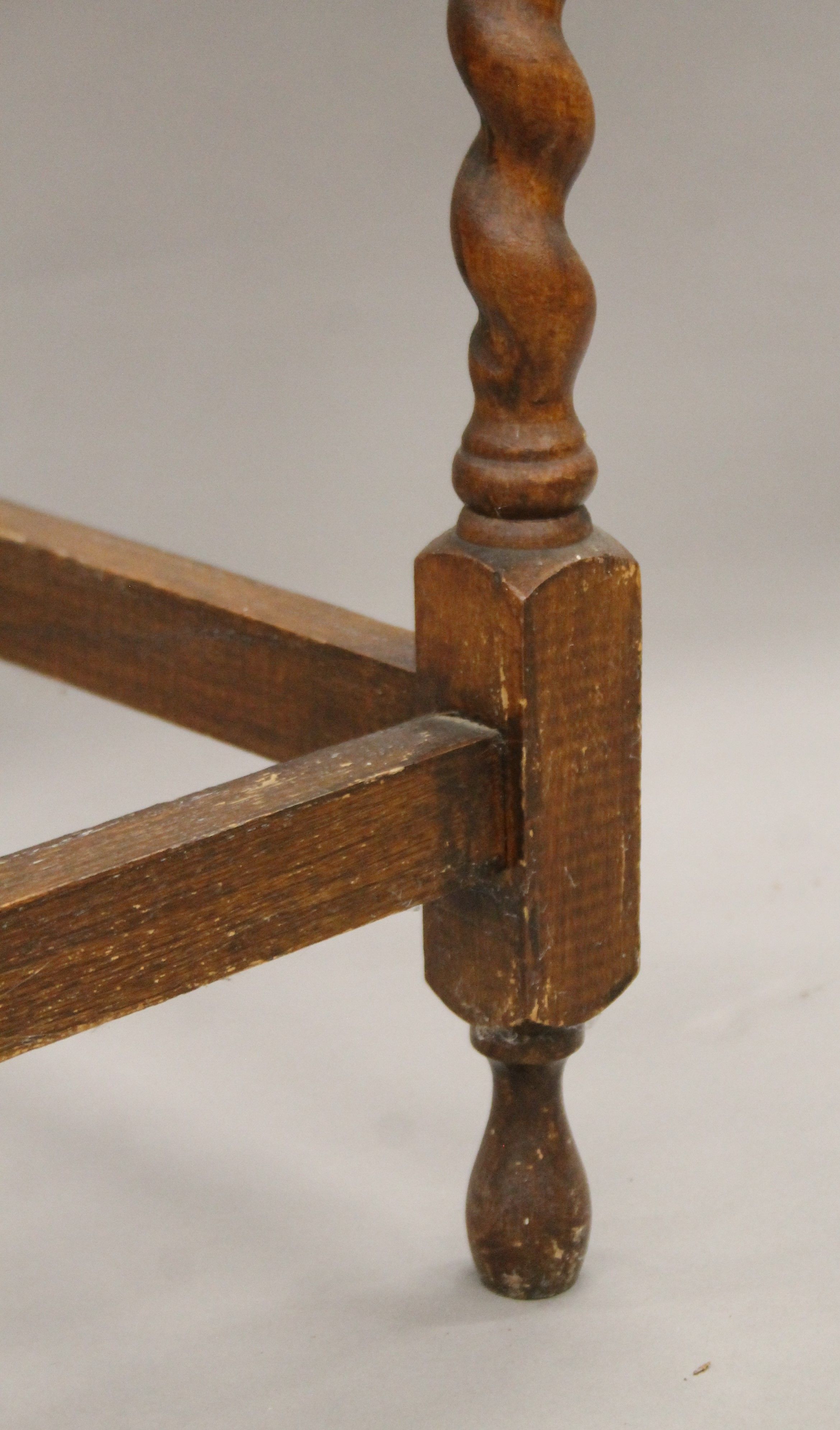Two early 20th century oak barley twist side tables. Each approximately 59 cm long. - Bild 4 aus 7