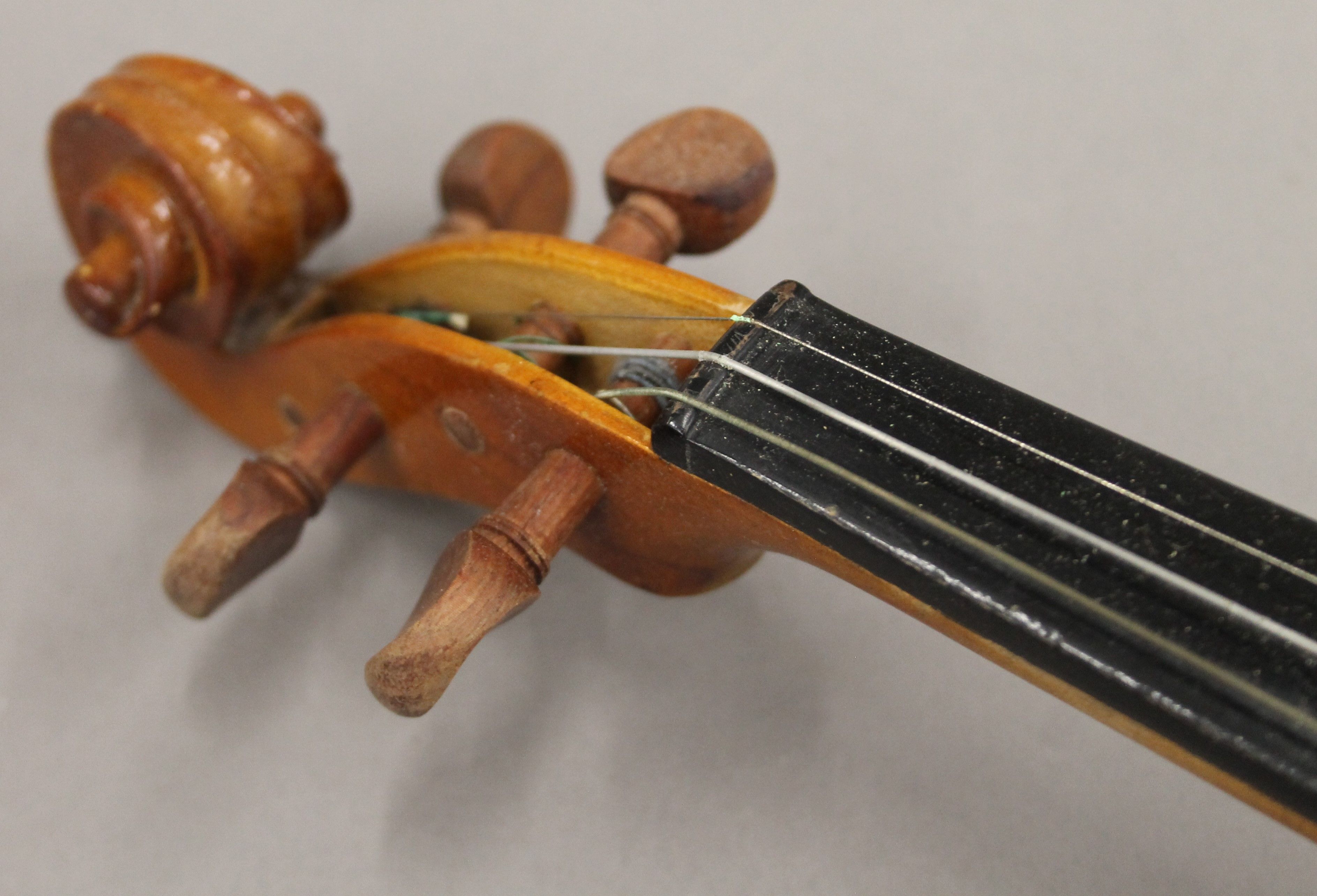 A cased violin and bow. The former 58 cm long. - Image 3 of 10