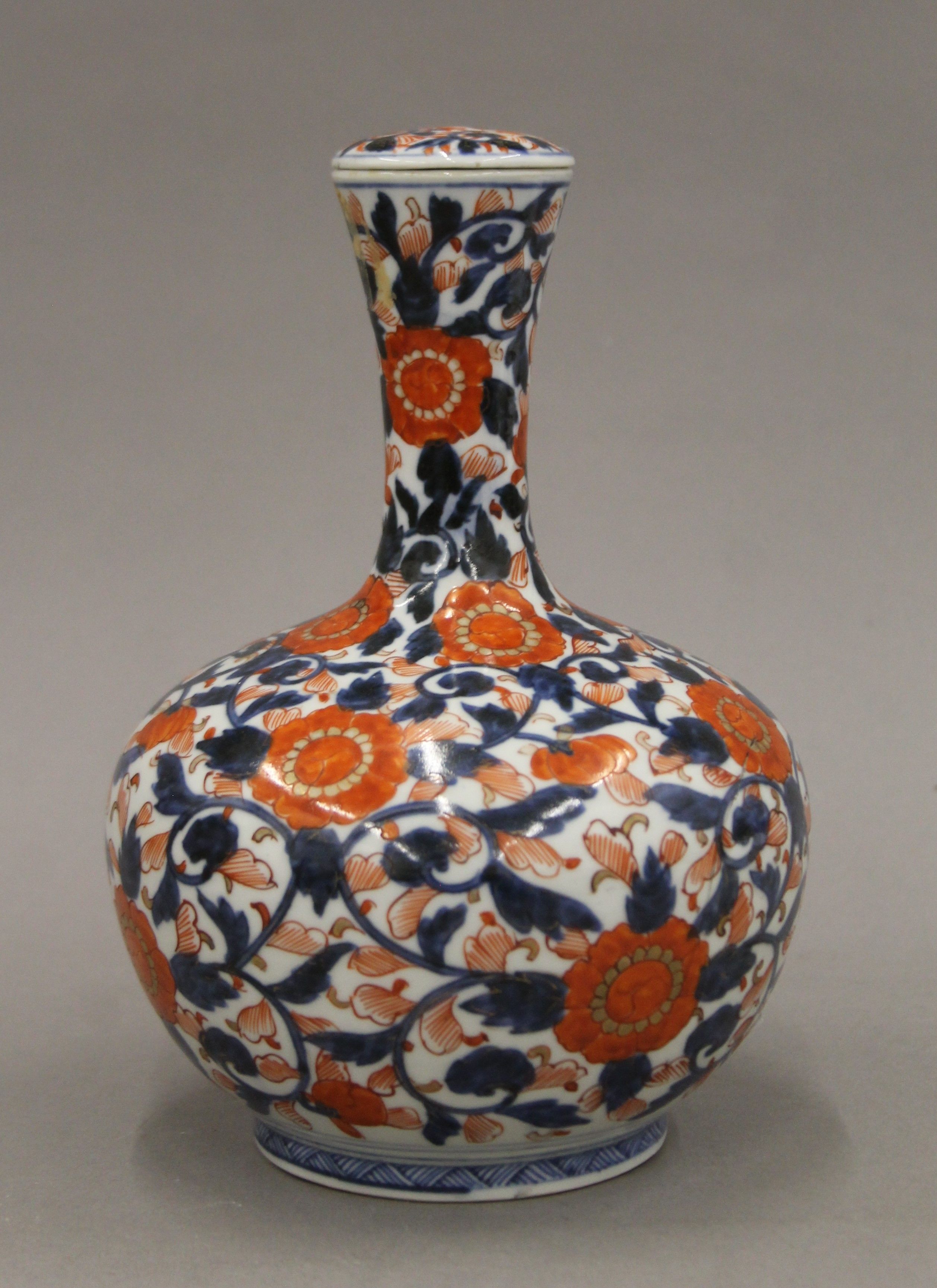 A 19th century Imari vase with lid. 22 cm high. - Bild 2 aus 7