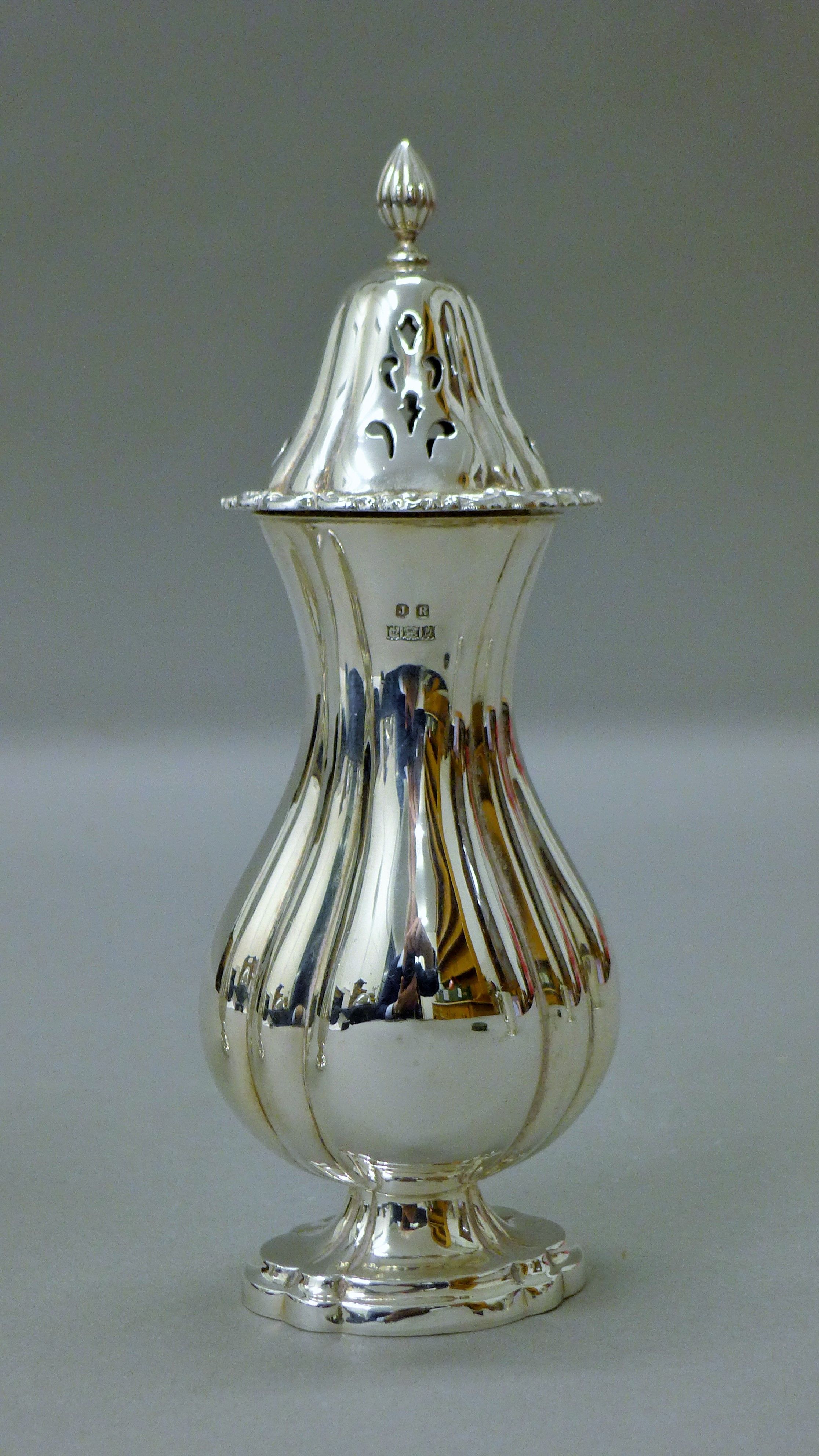 A silver cream jug and a silver sugar caster. The latter 18 cm high. 300.9 grammes. - Image 4 of 5