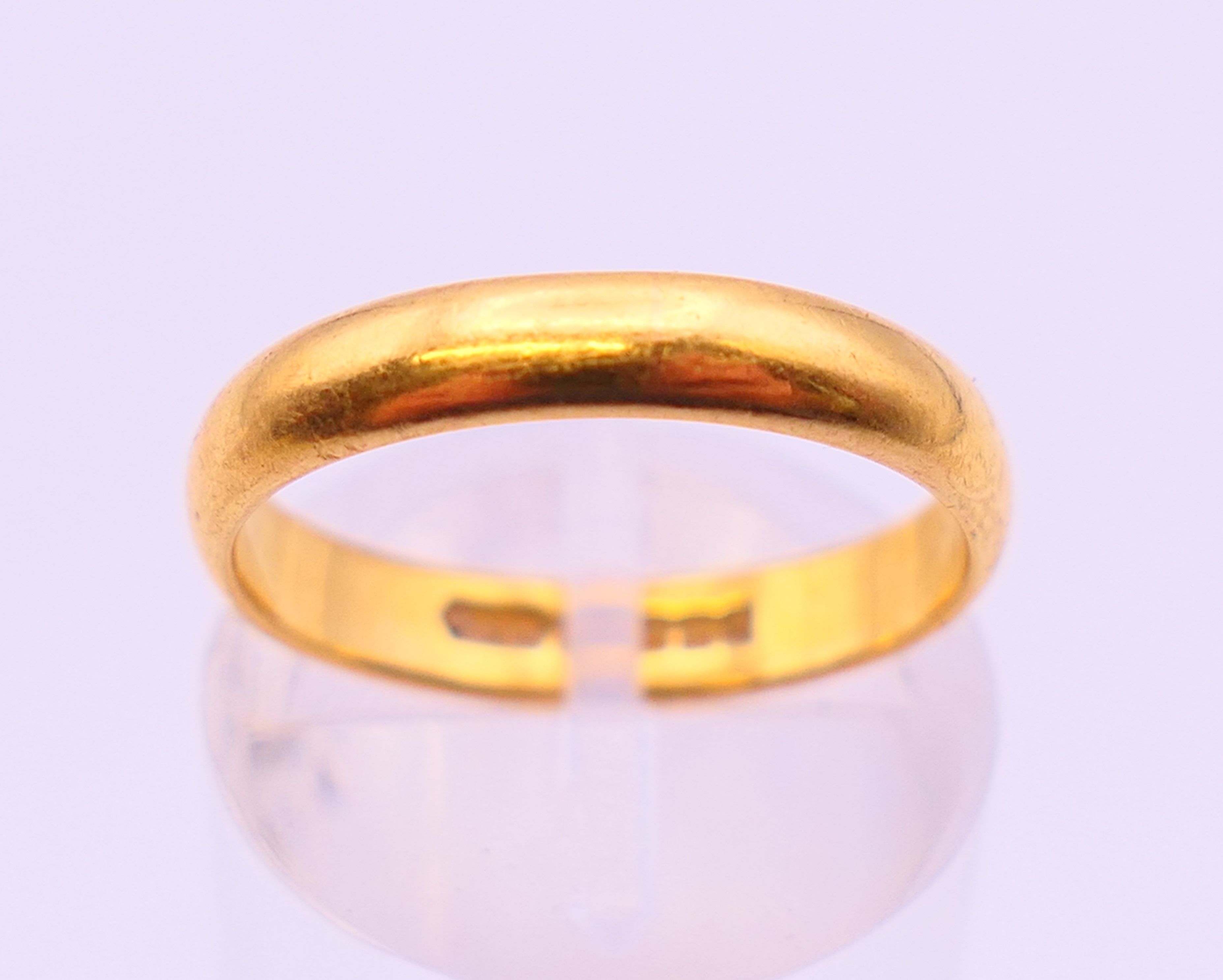 A 22 ct gold wedding band 3.8 grammes, a 9 ct gold wedding band and a 9 ct gold signet ring 8. - Image 9 of 19