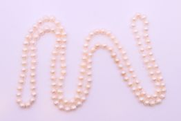 A string of white pearls. 120 cm long.