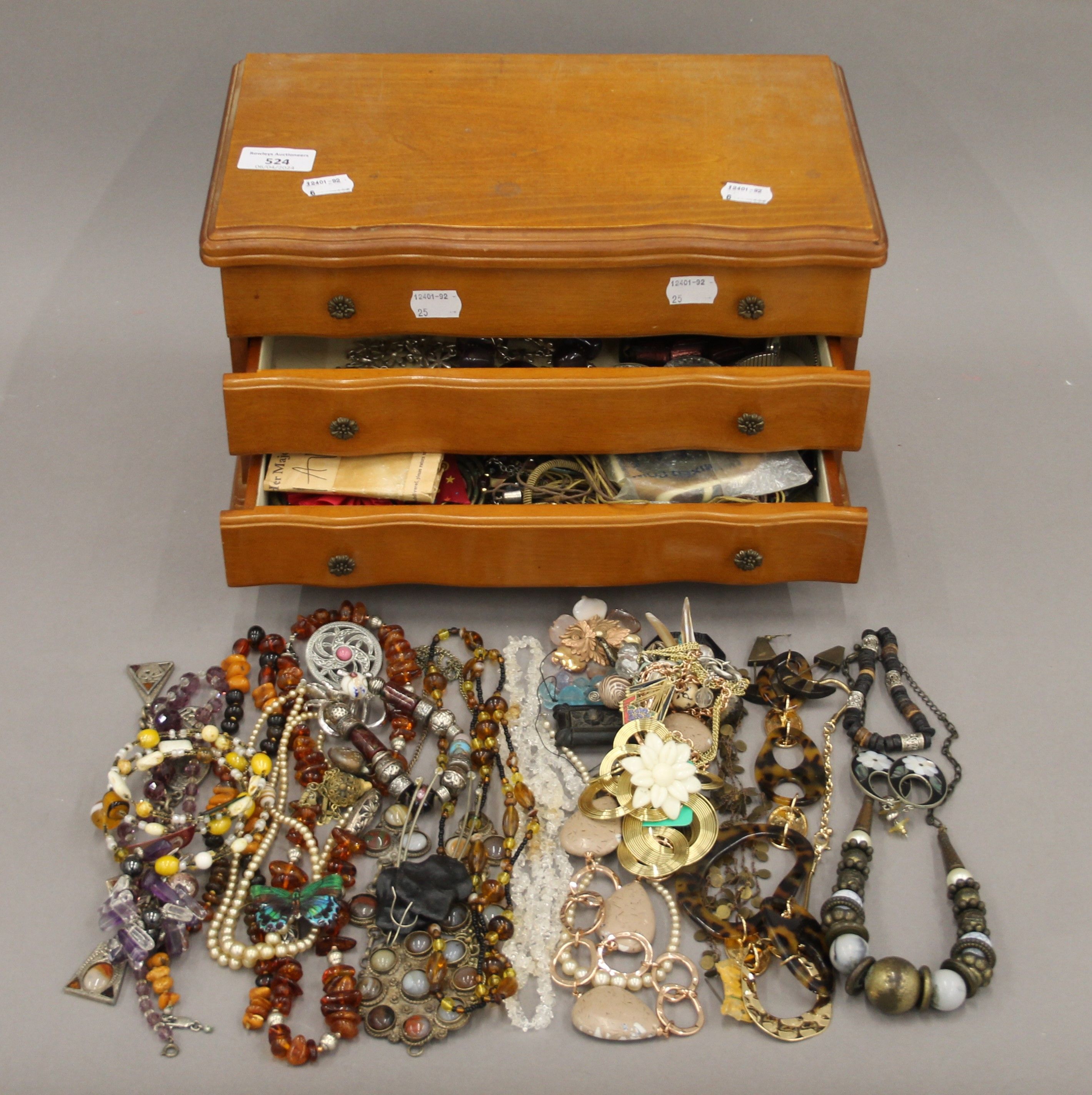 A large quantity of costume jewellery. - Image 4 of 7