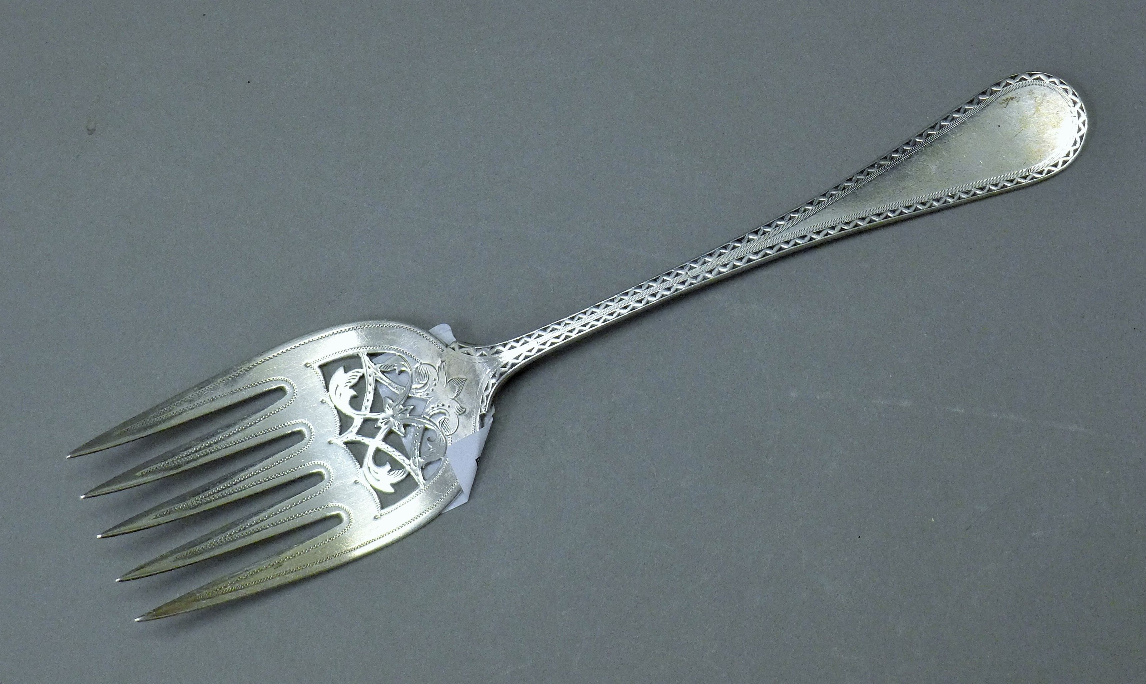 A silver serving fork and a silver sifter spoon. The former 24 cm long. 181.5 grammes. - Image 2 of 7