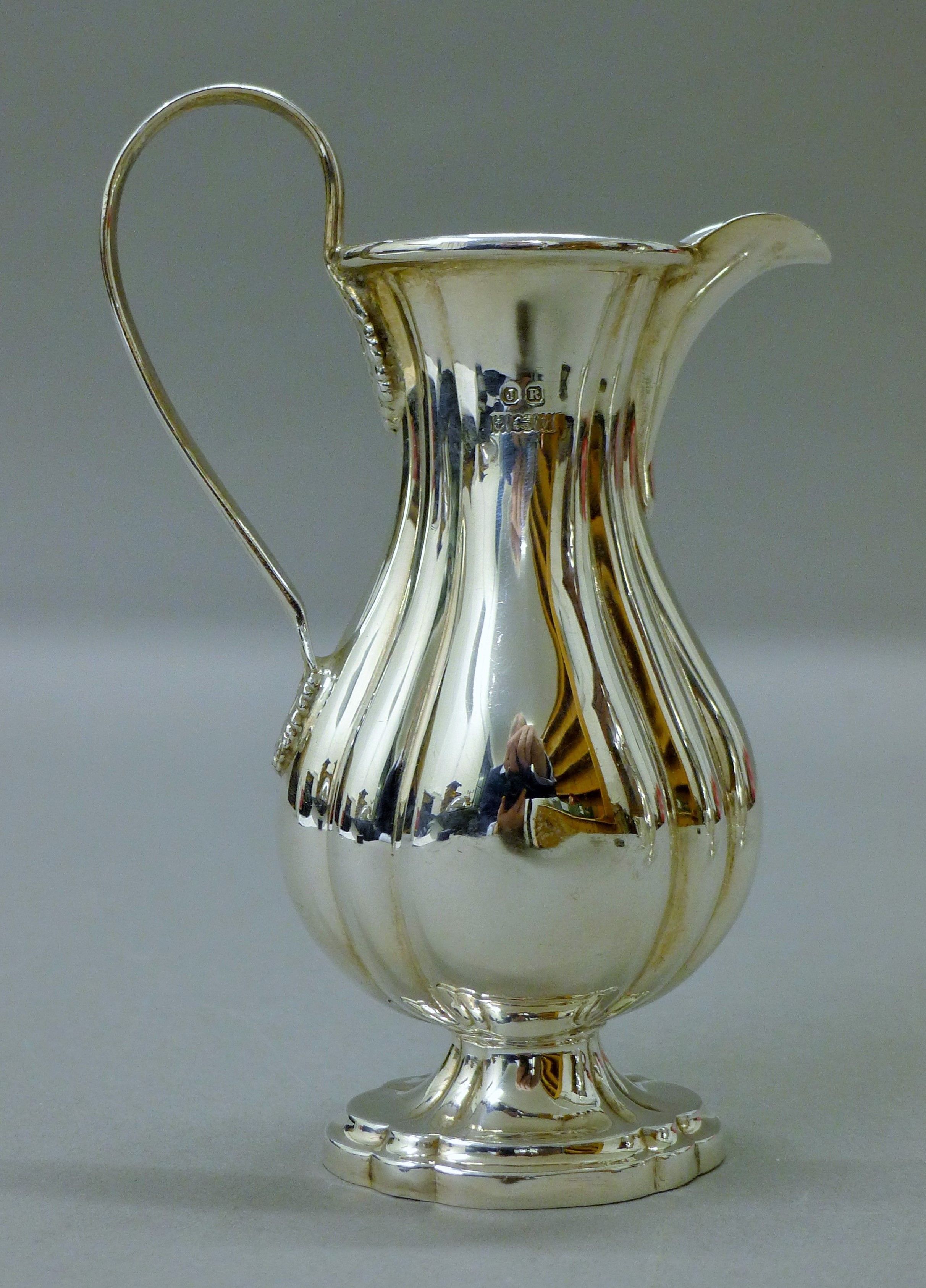 A silver cream jug and a silver sugar caster. The latter 18 cm high. 300.9 grammes. - Image 2 of 5