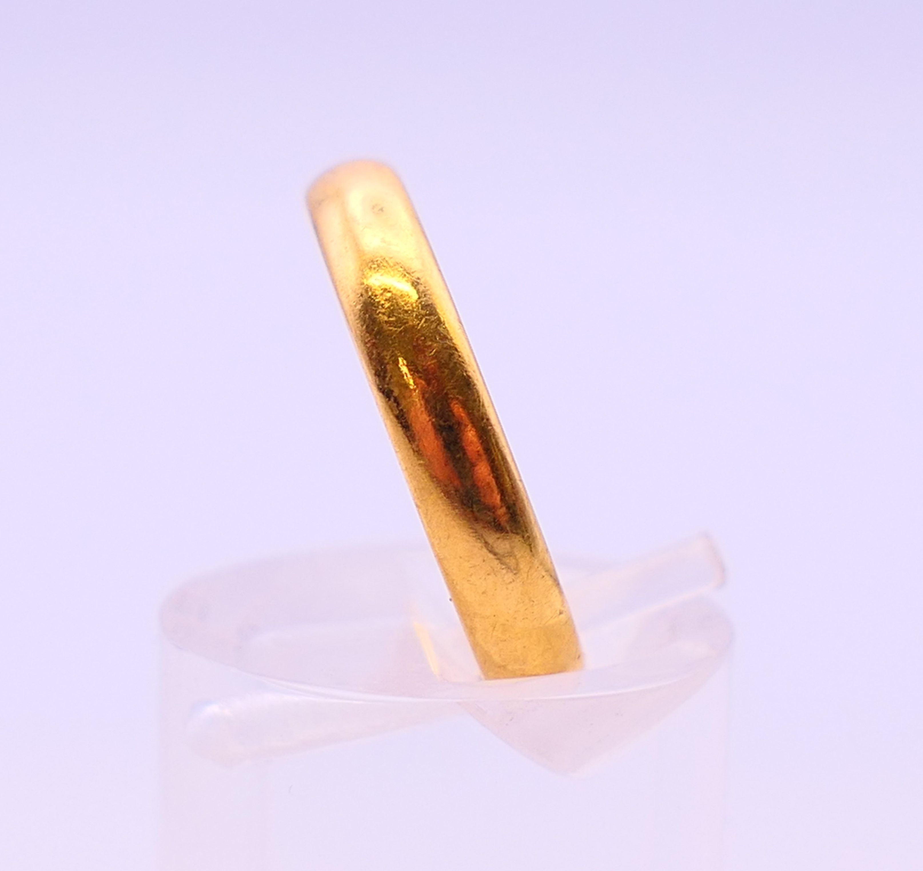 A 22 ct gold wedding band 3.8 grammes, a 9 ct gold wedding band and a 9 ct gold signet ring 8. - Image 11 of 19