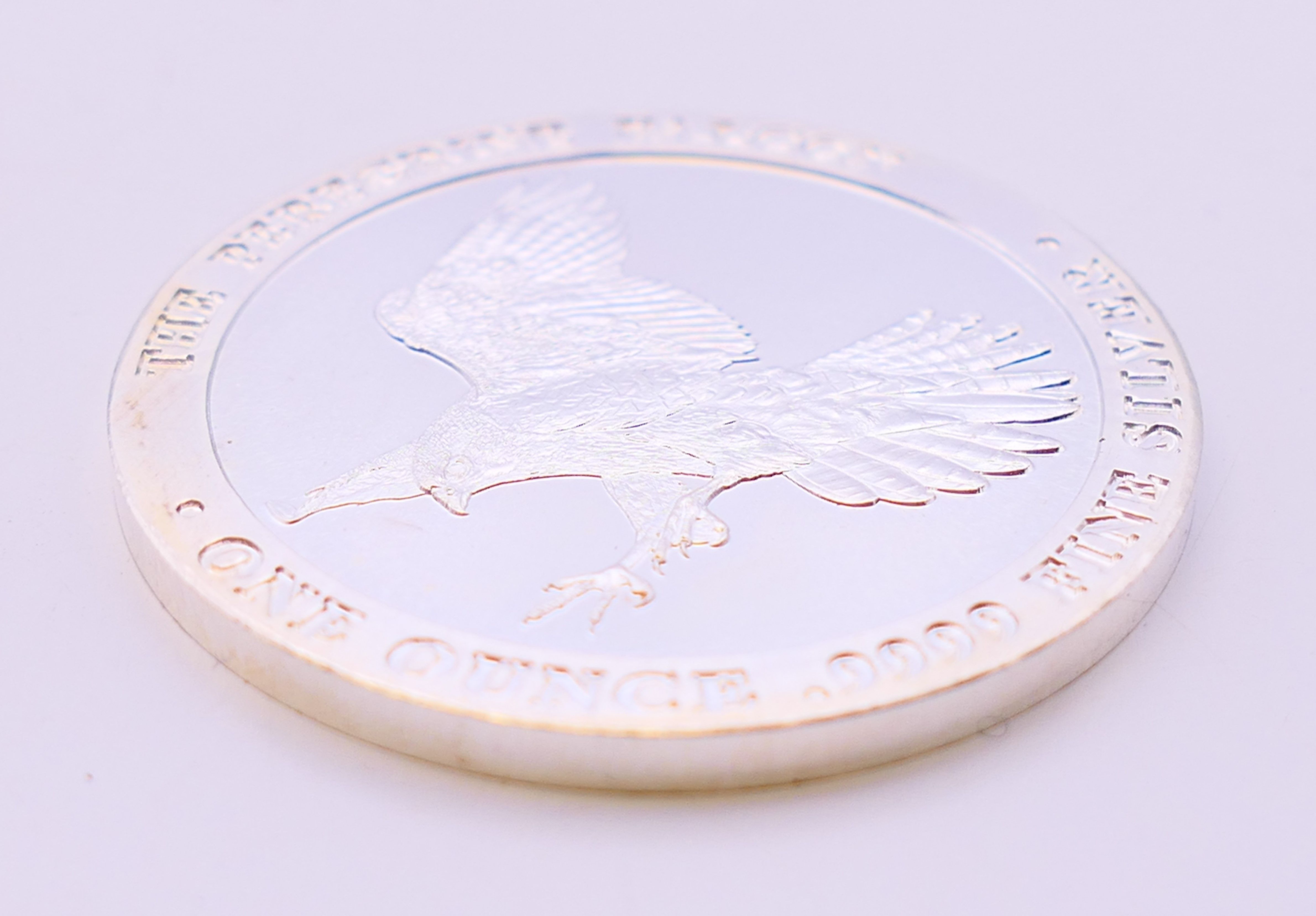 A .999 fine silver one ounce peregrine falcon coin. 4 cm diameter. - Image 2 of 4