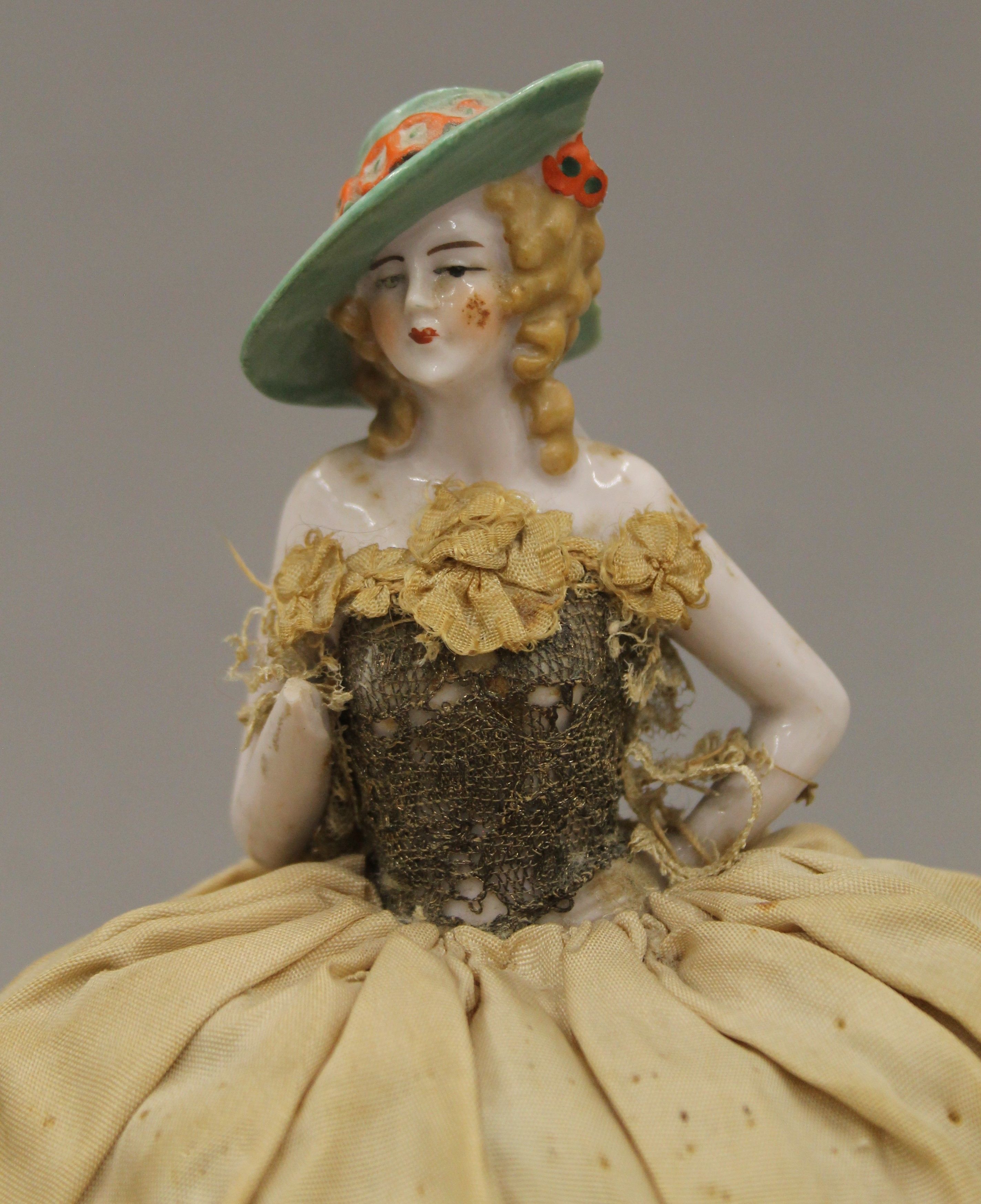 Two late 19th/early 20th century porcelain and lace half dolls. The largest 24 cm high. - Image 8 of 13