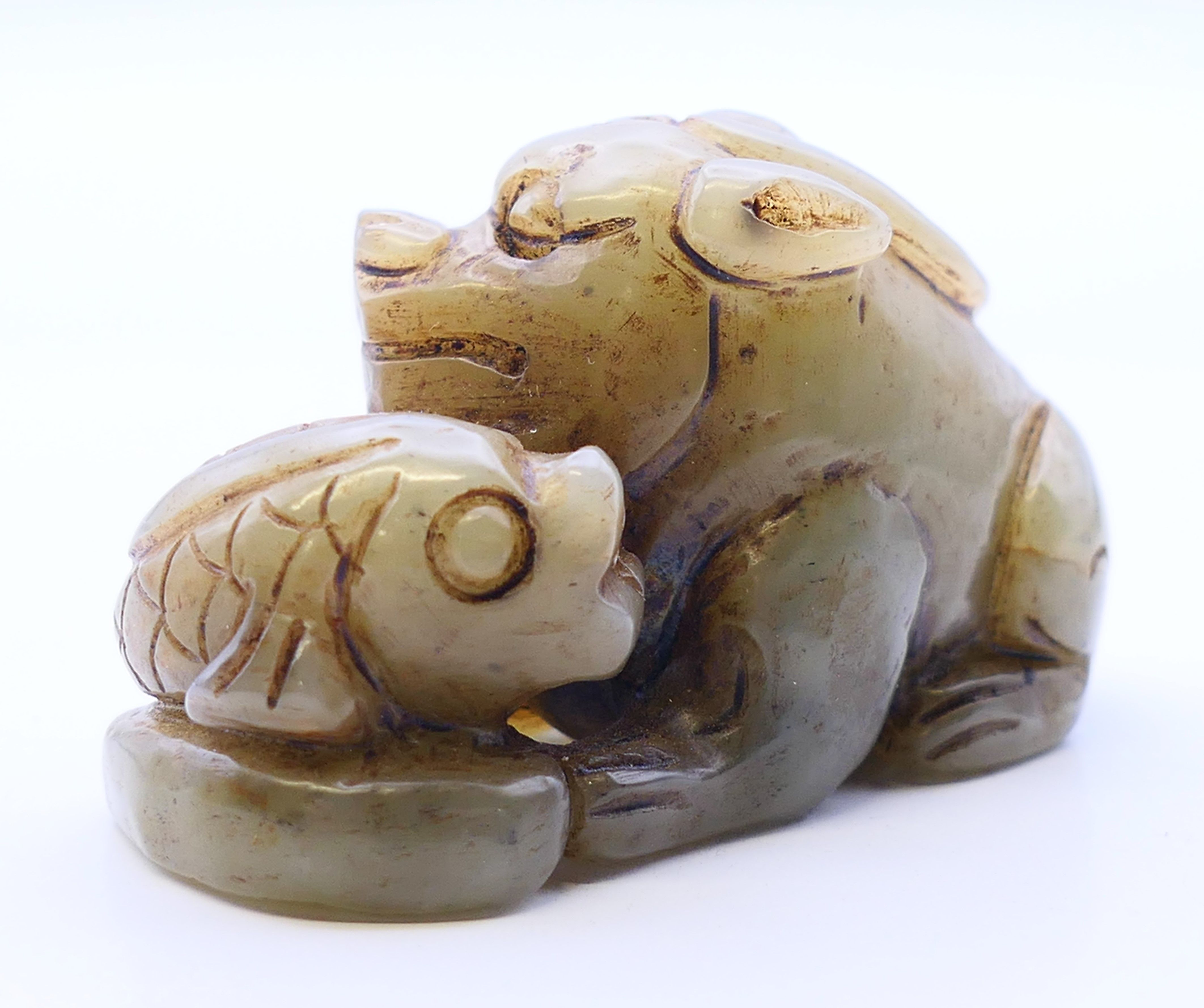 A jade dog-of-fo with a fish. 6 cm wide, 3.5 cm high. - Image 4 of 5