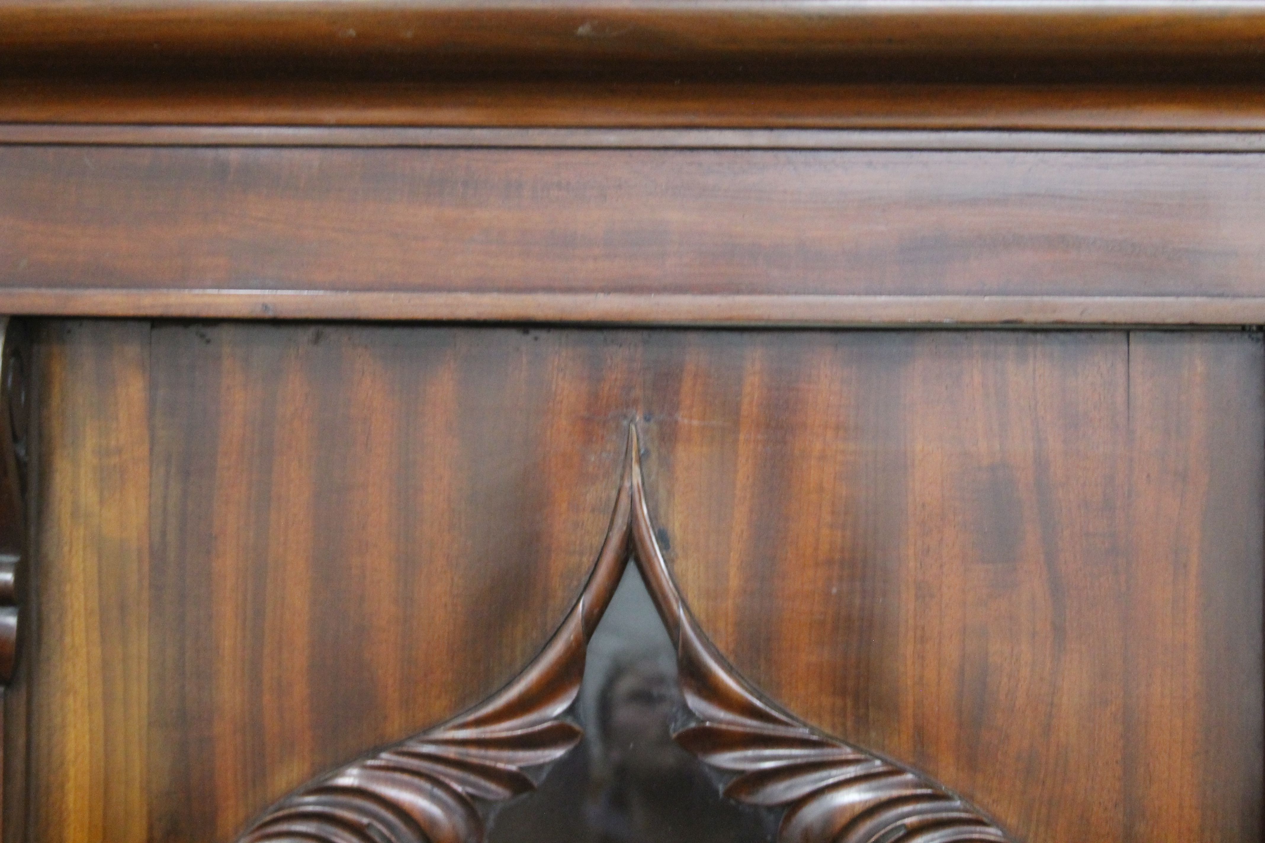 A Victorian mahogany cylinder bureau bookcase. 125 cm wide x 223 cm high. - Bild 4 aus 6