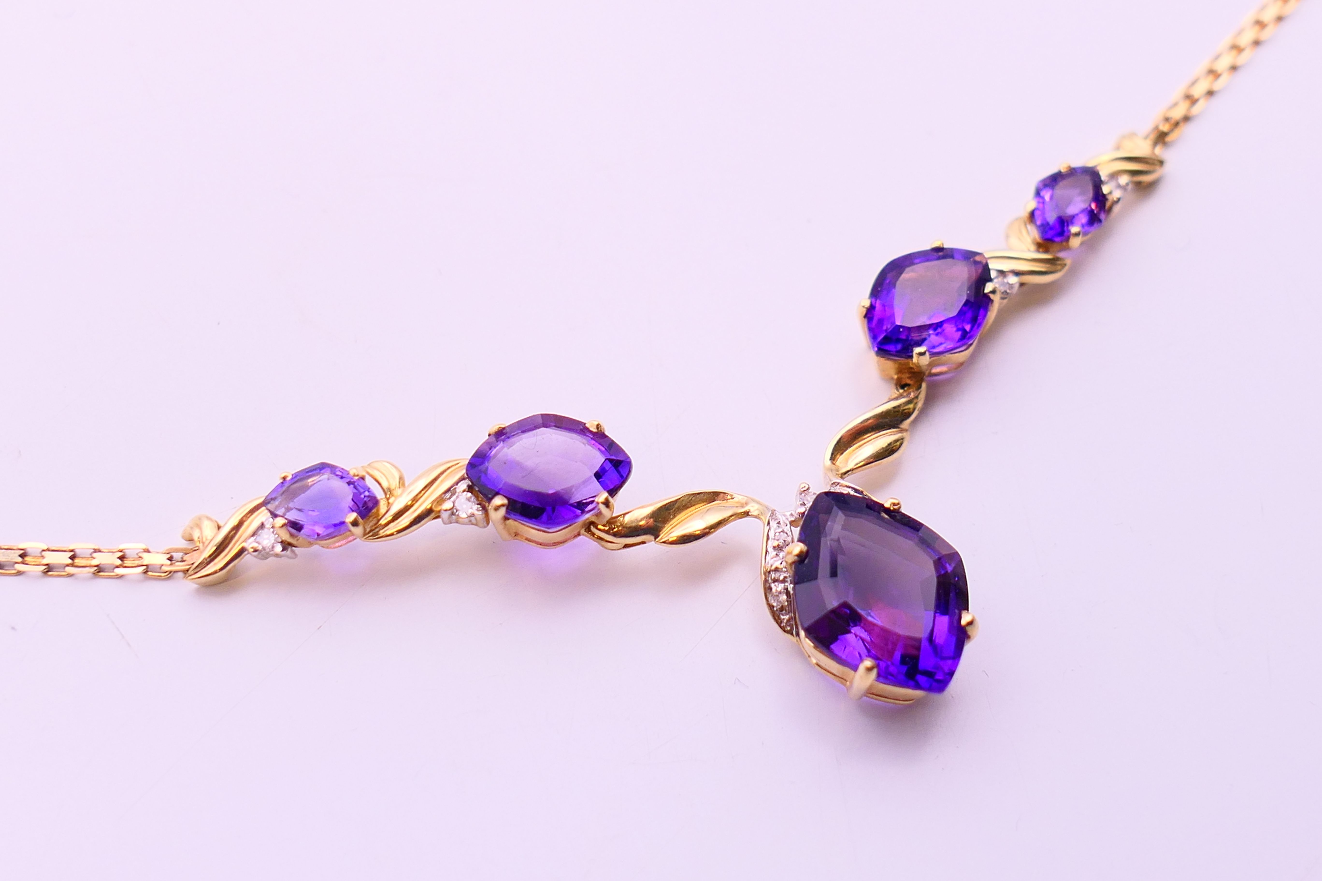 A 14 K gold and amethyst necklace. 45 cm long. 9.4 grammes total weight. - Image 2 of 5