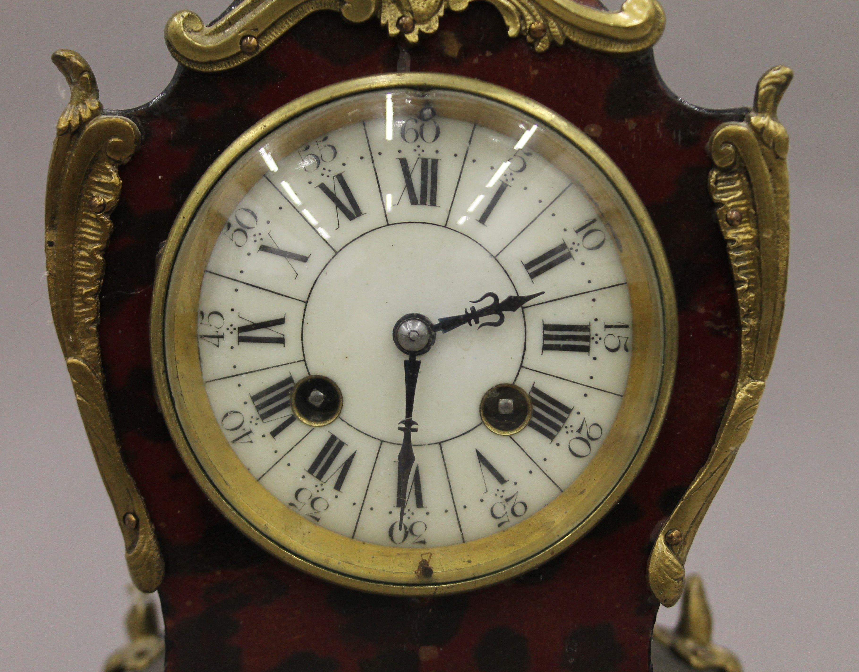 An early 20th century faux tortoiseshell mantle clock. 29 cm high. - Image 2 of 7