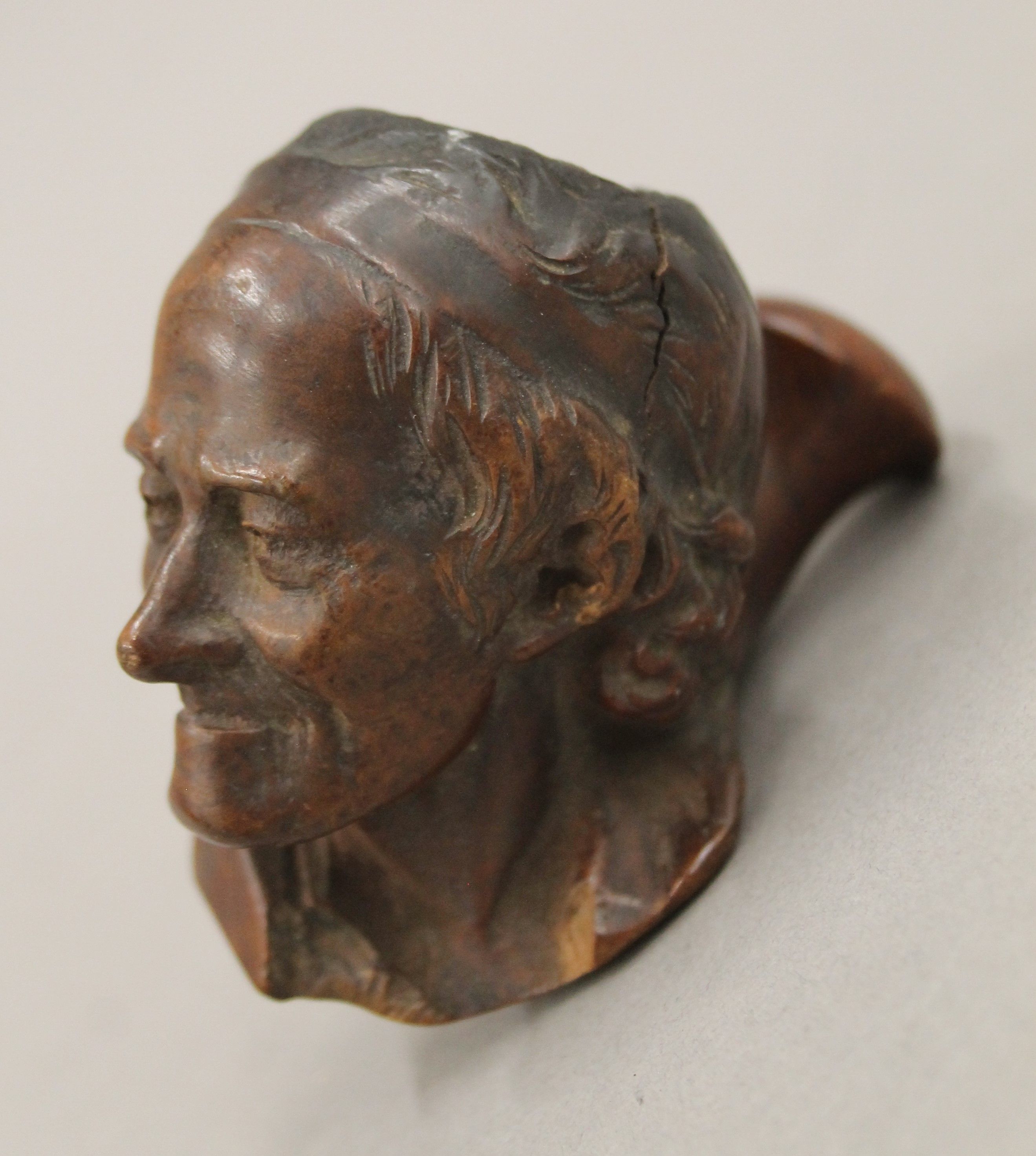 A carved wooden pipe formed as the head of an old man. 25 cm long. - Image 5 of 5