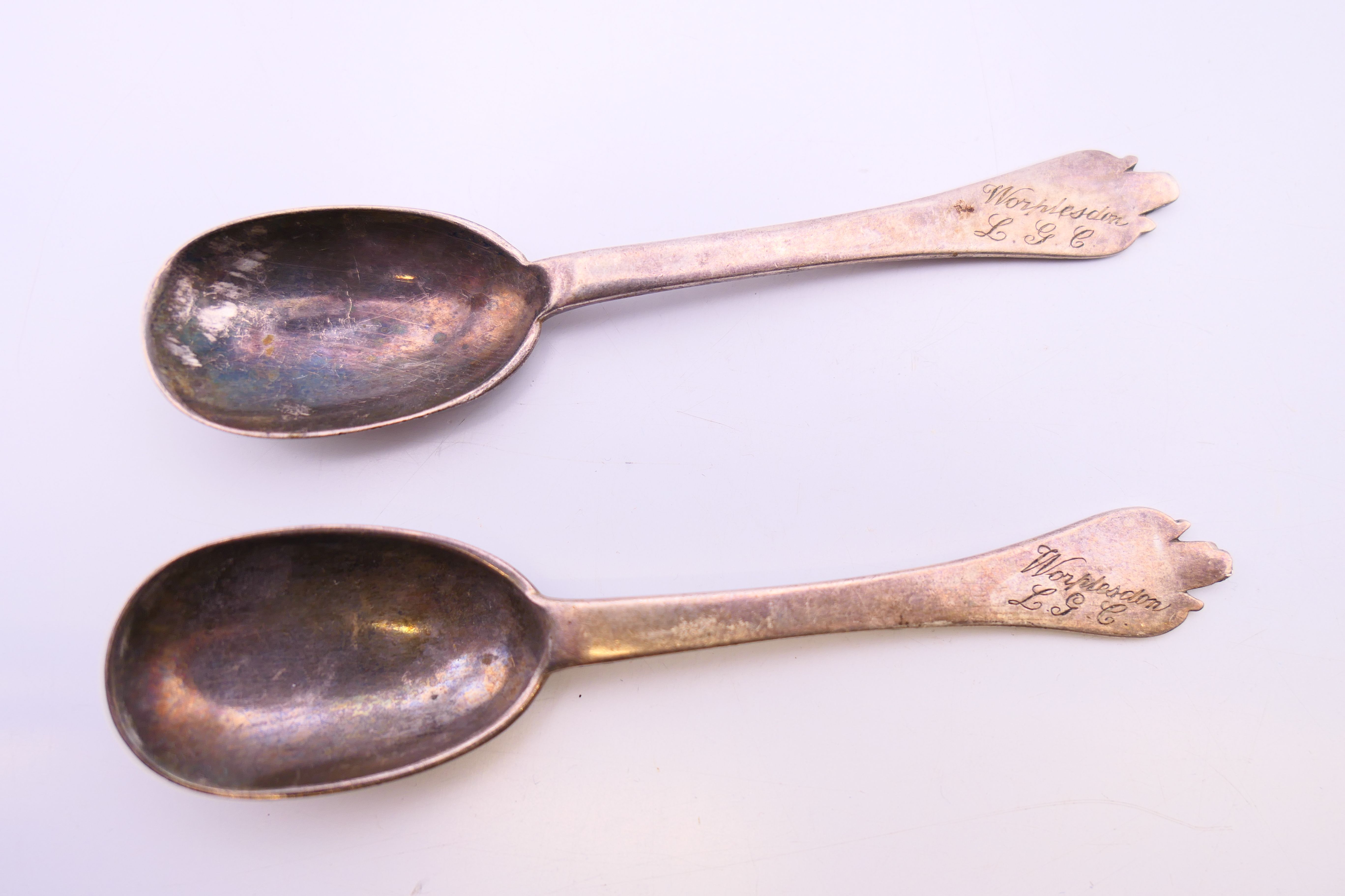 A pair of silver spoons and a small silver ladle. Spoons each 10 cm long. 39.4 grammes. - Image 2 of 7