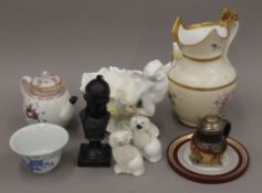 A small quantity of decorative ceramics. The largest 24 cm high.