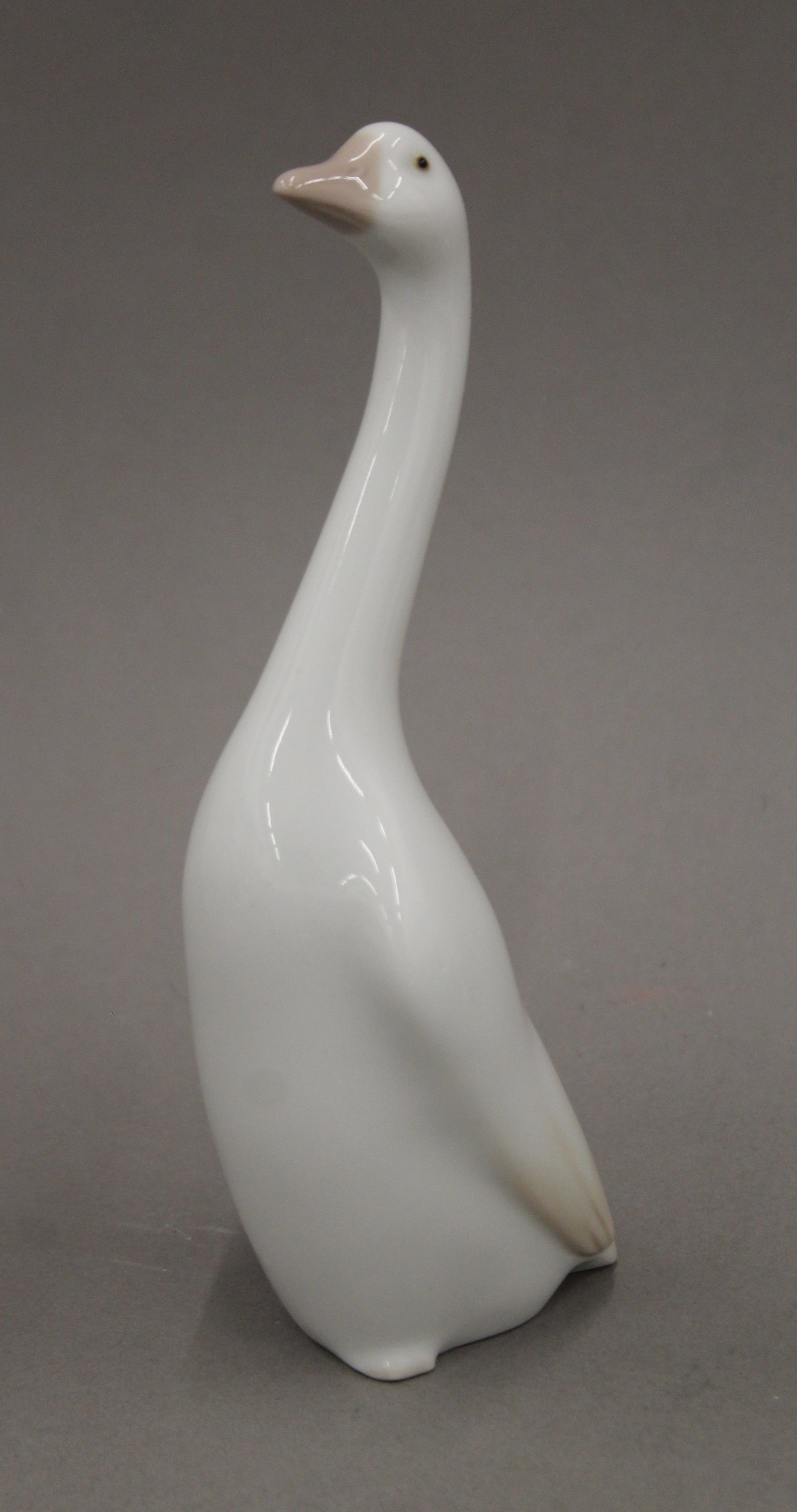 A collection of Lladro and NAO porcelain swans. The largest 34 cm high. - Bild 5 aus 12