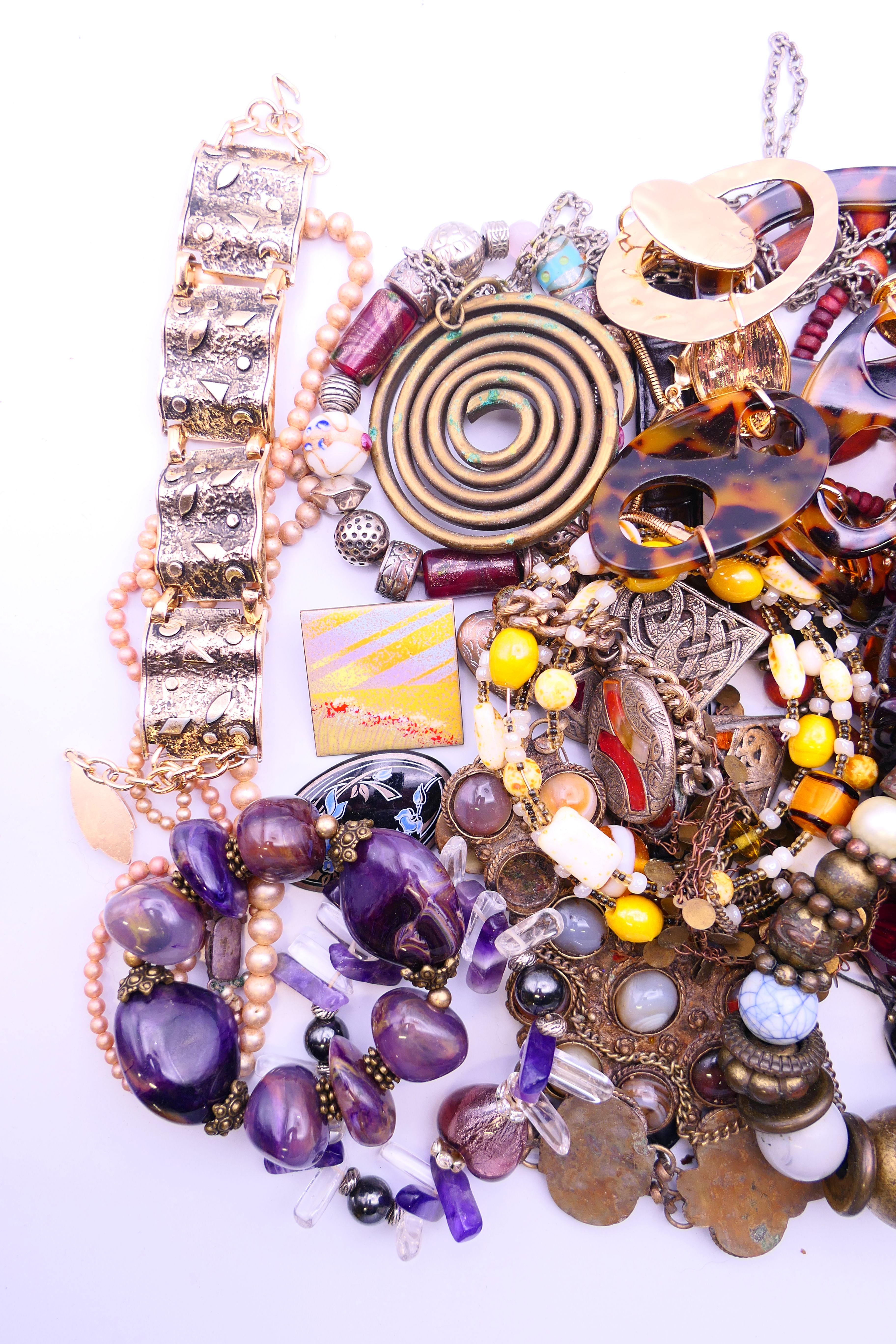 A box of costume jewellery. - Image 2 of 5