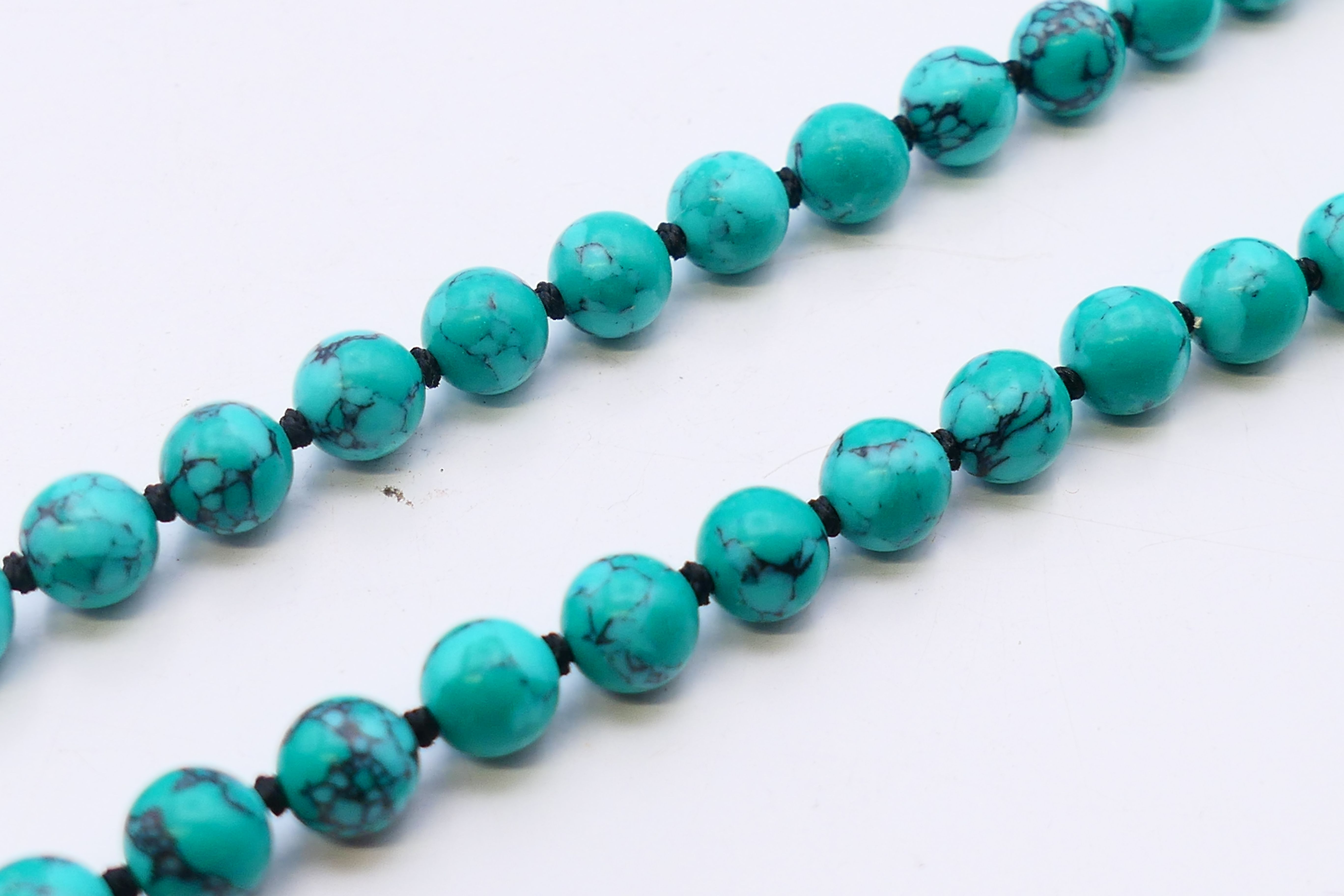 A string of turquoise beads with a turquoise pendant. - Image 3 of 3