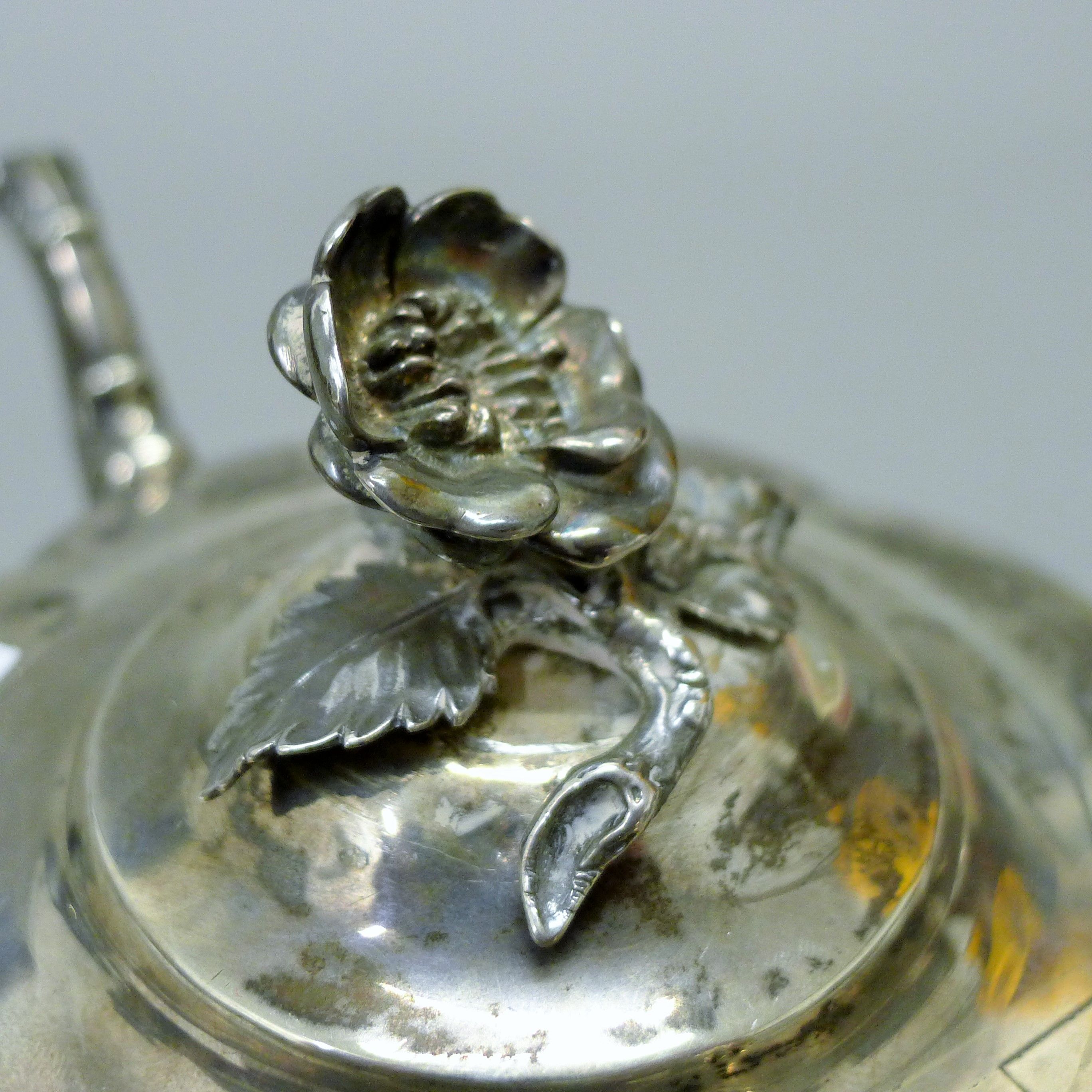A Georgian Storr and Mortimer silver teapot. 27.5 cm long. 824.8 grammes. - Bild 3 aus 7