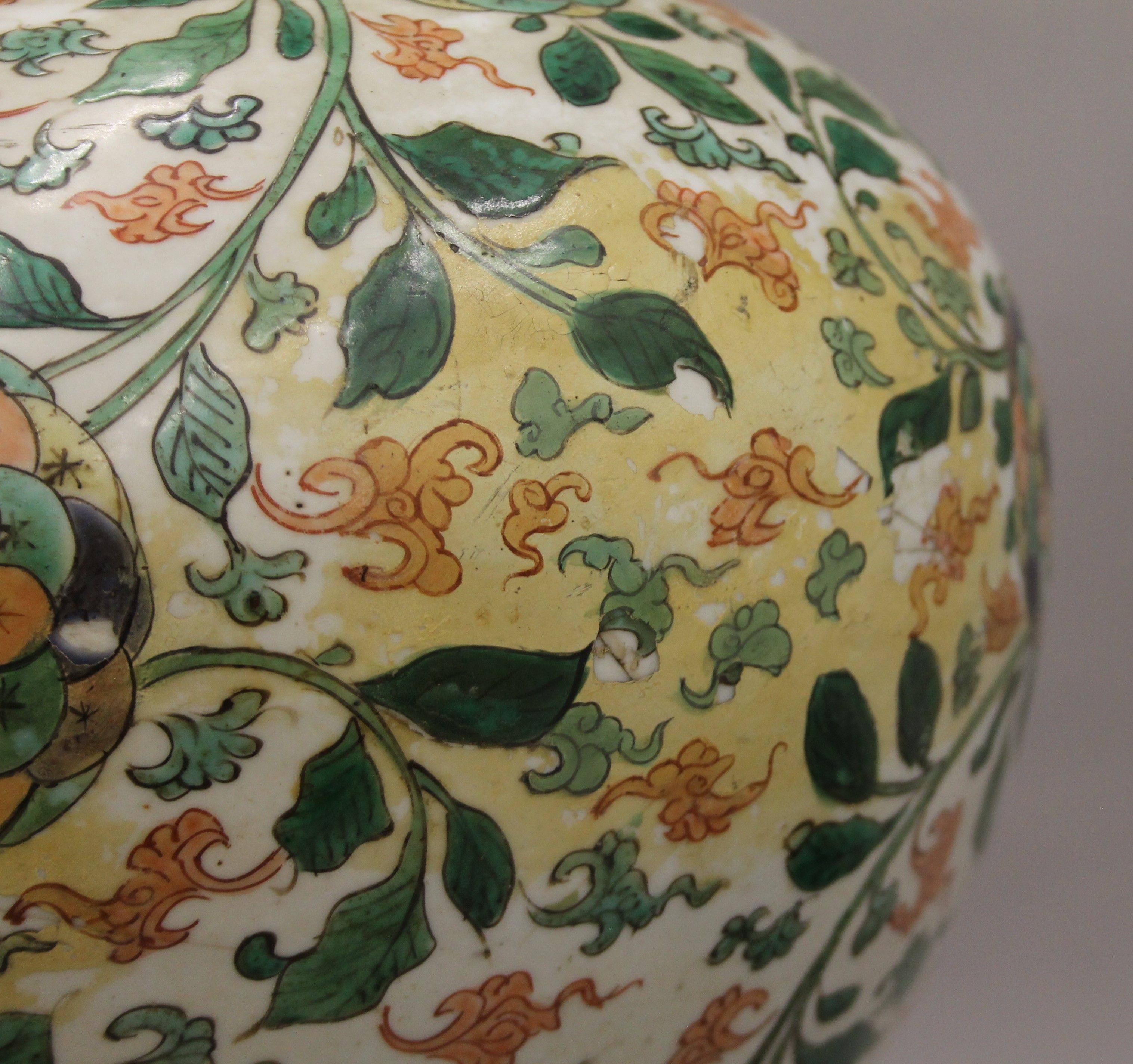 A 18th/19th century Chinese porcelain vase with pierced wooden lid and carved wooden stand. - Image 6 of 8