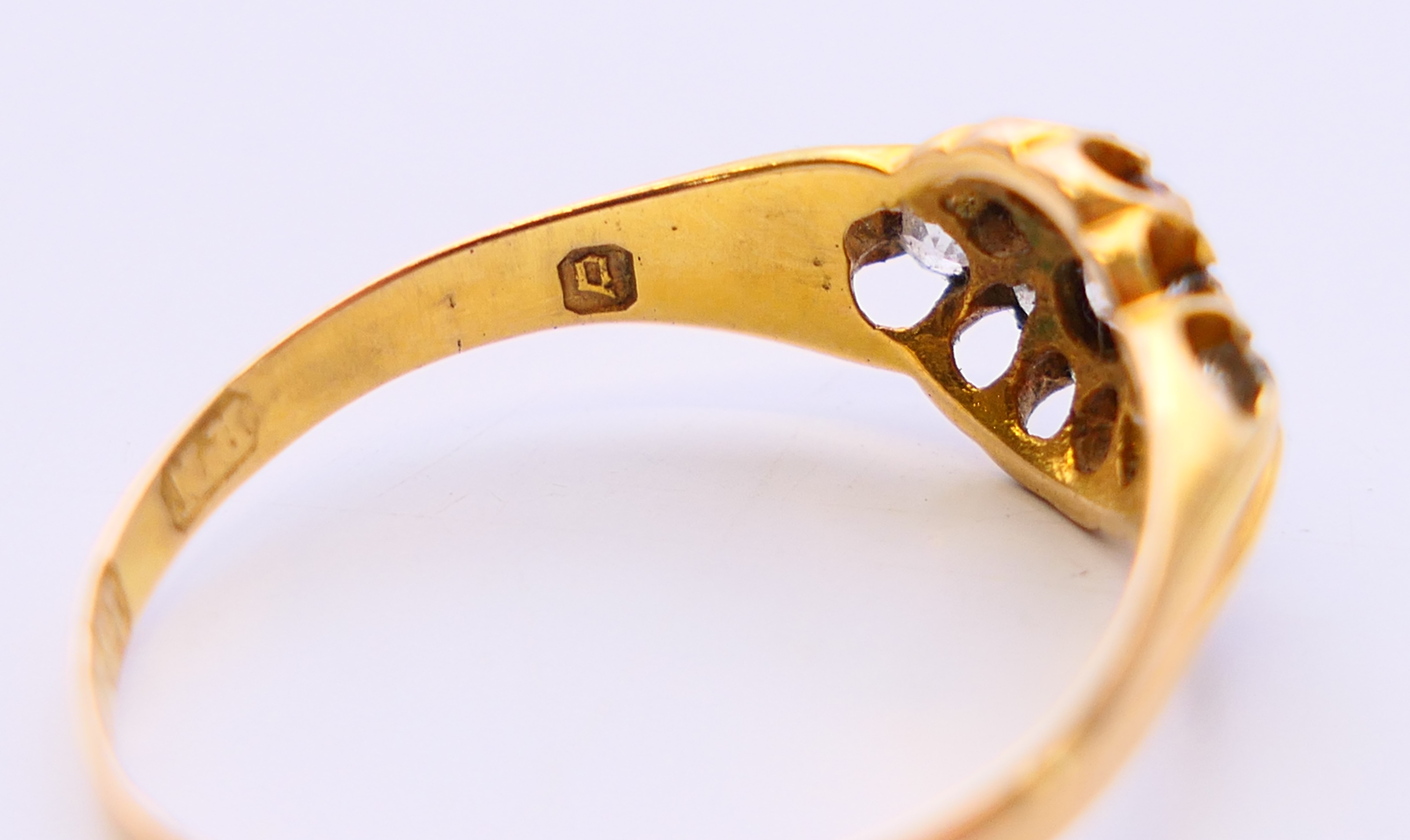 An 15 ct gold diamond set ring. Ring size O. - Image 6 of 6