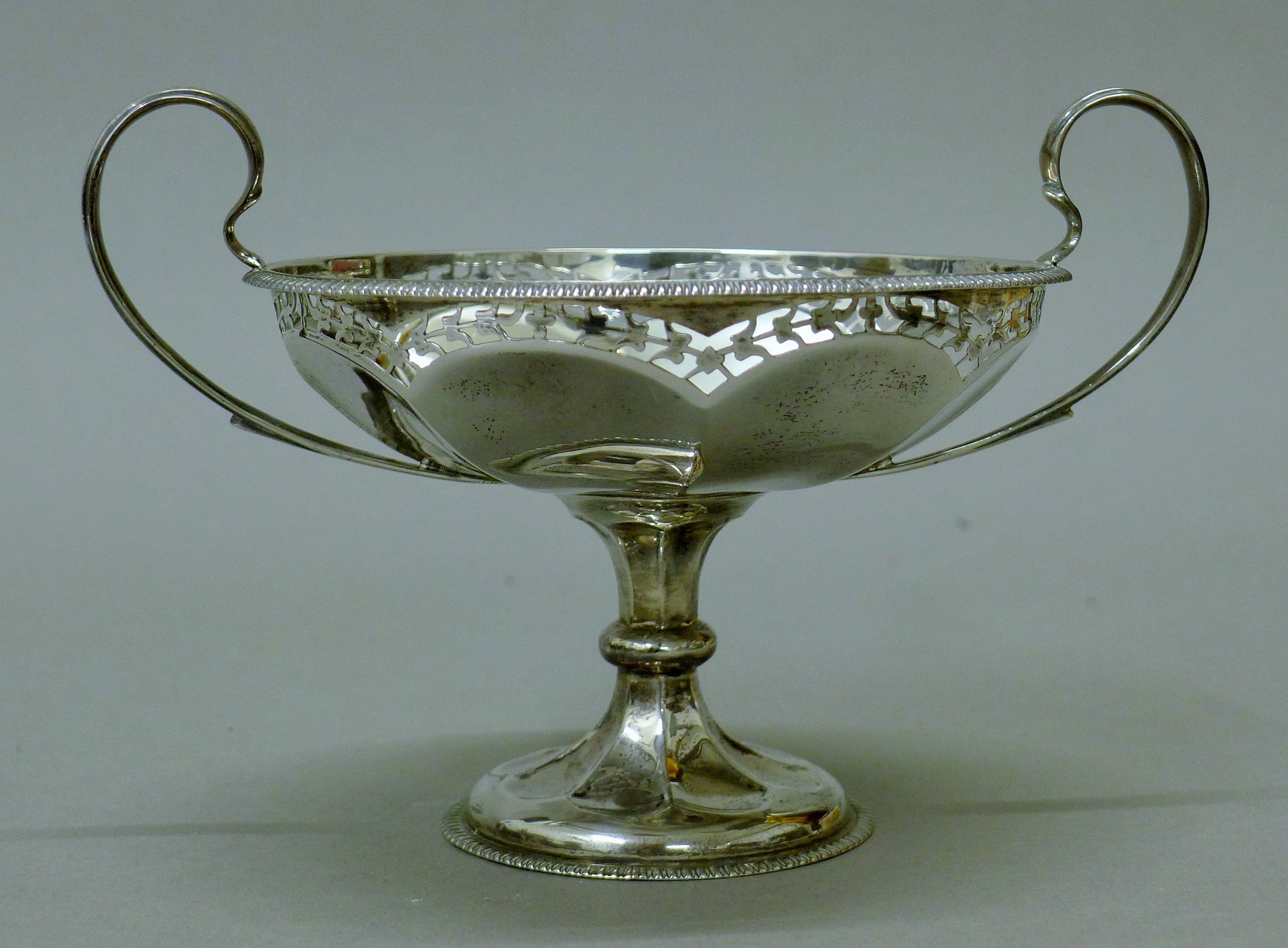 A pair of silver twin-handled tazzas. 18 cm wide. 387.6 grammes. - Image 3 of 5