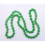 A string of jade beads. 82 cm long.