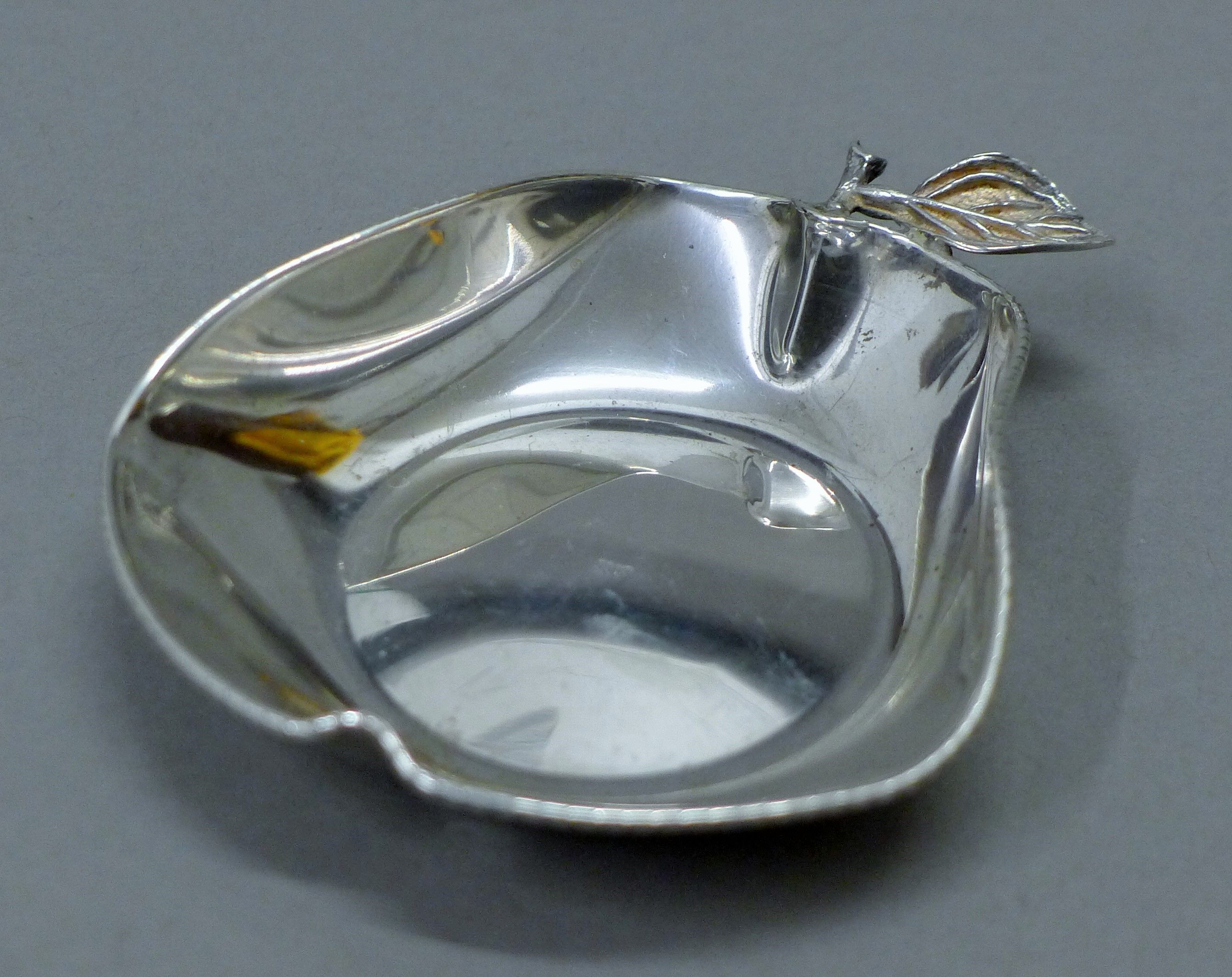 A small pierced silver bonbon dish and an 830 silver bonbon dish formed as a pear. - Image 2 of 7