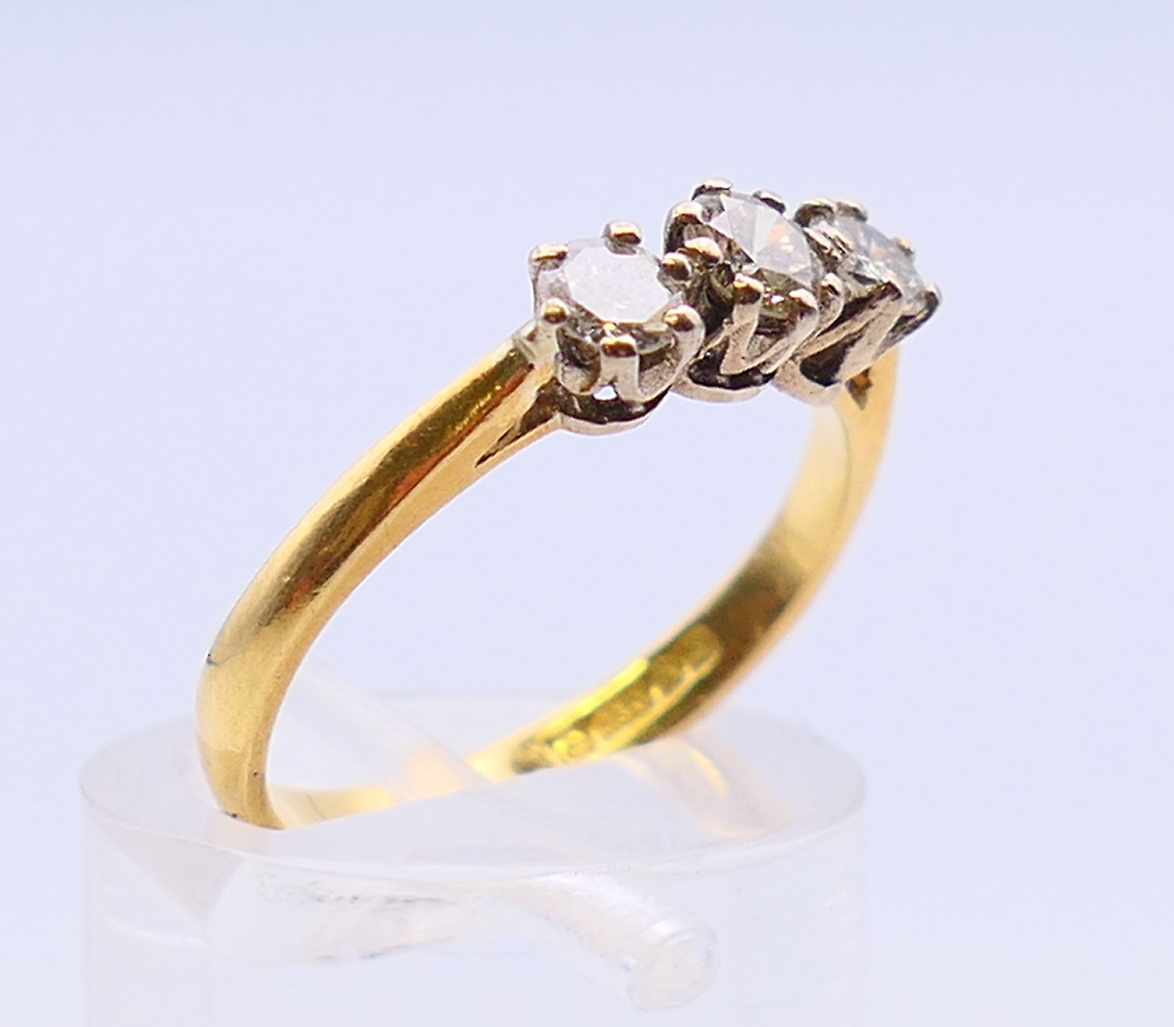 An 18 ct gold three stone diamond ring, hallmarked for London. Ring size L. - Image 3 of 9