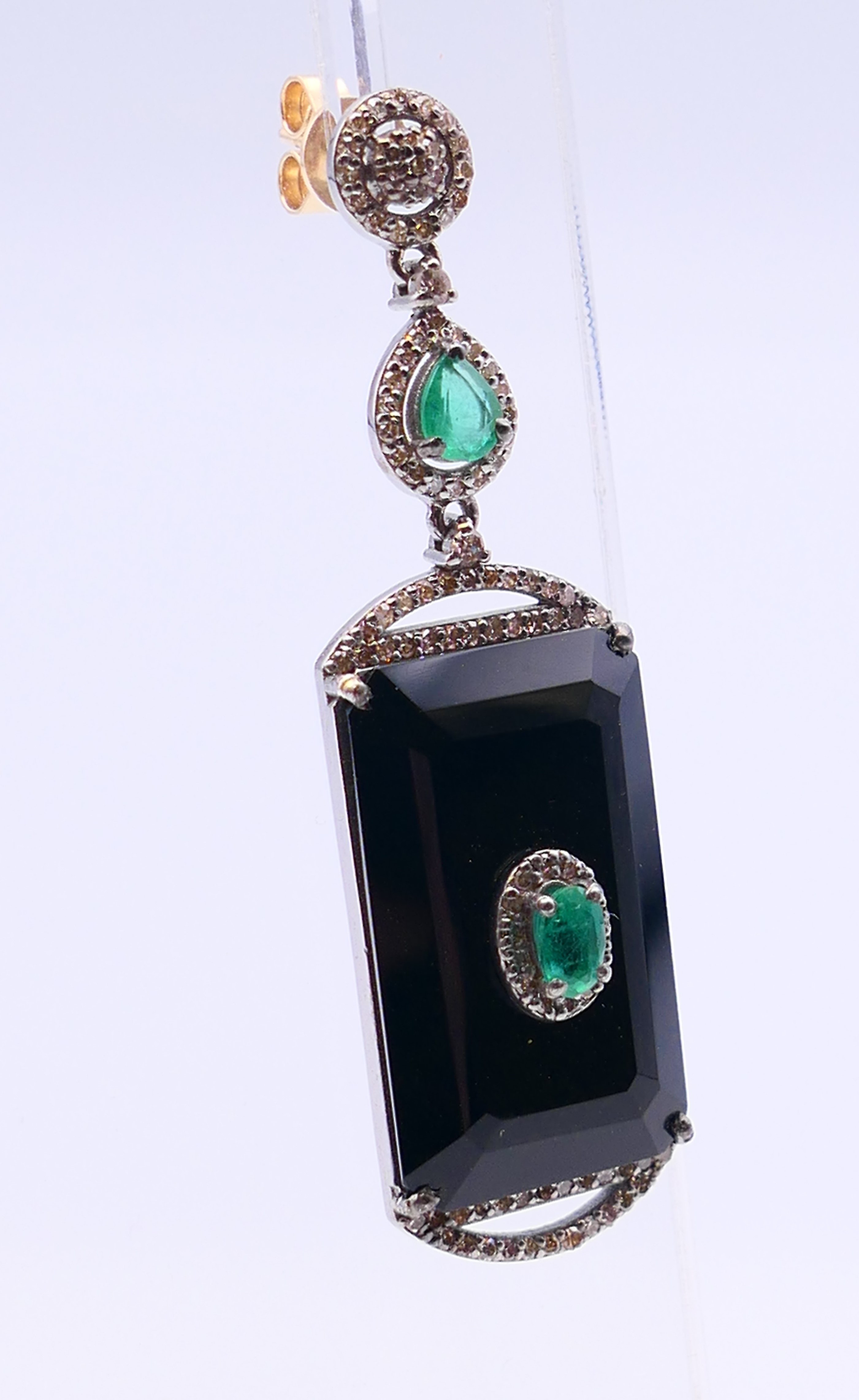 A pair of onyx, diamond and emerald earrings. 5.5 cm high. - Image 4 of 6