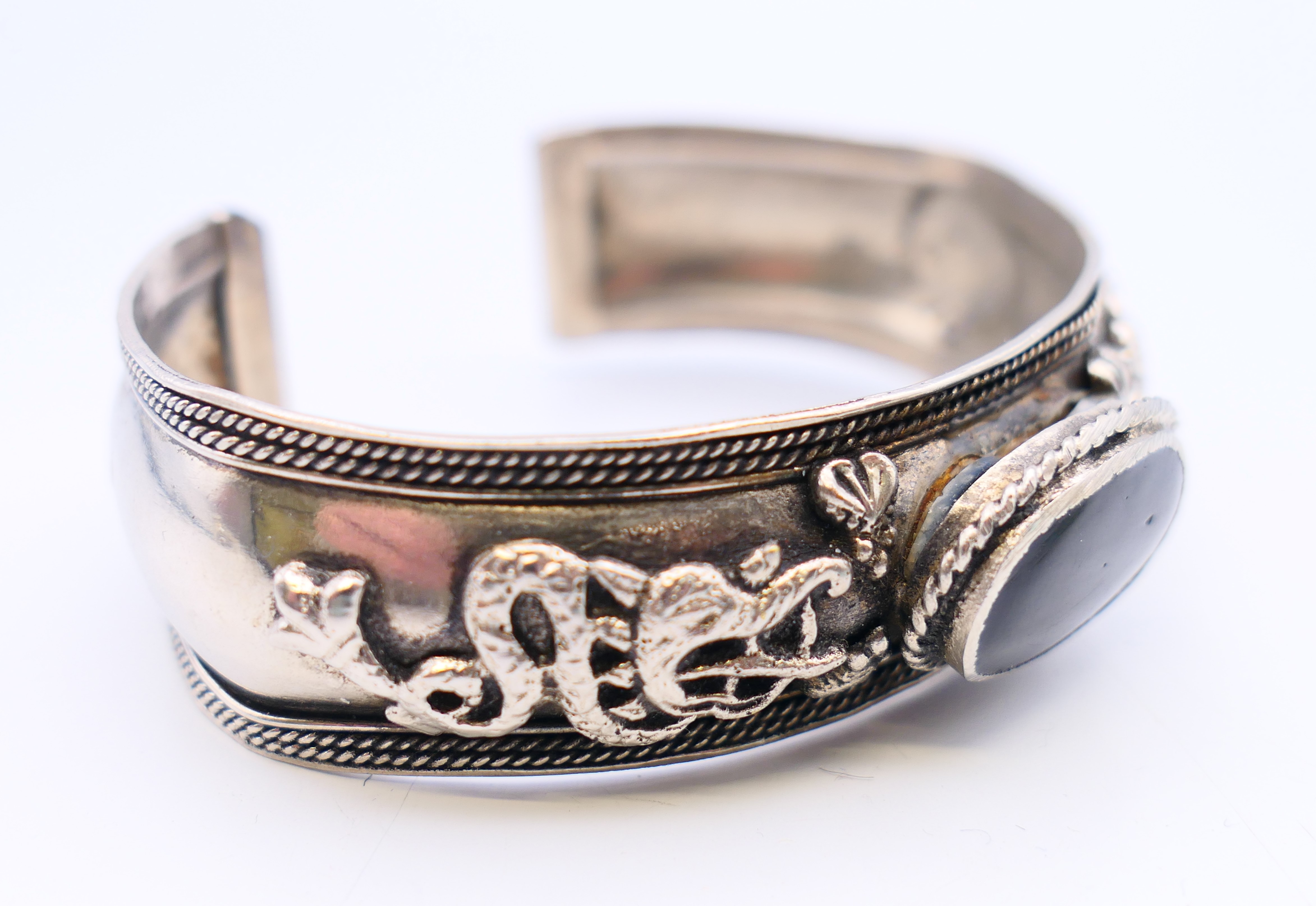 A silver bangle. 6.5 cm wide. - Image 3 of 5