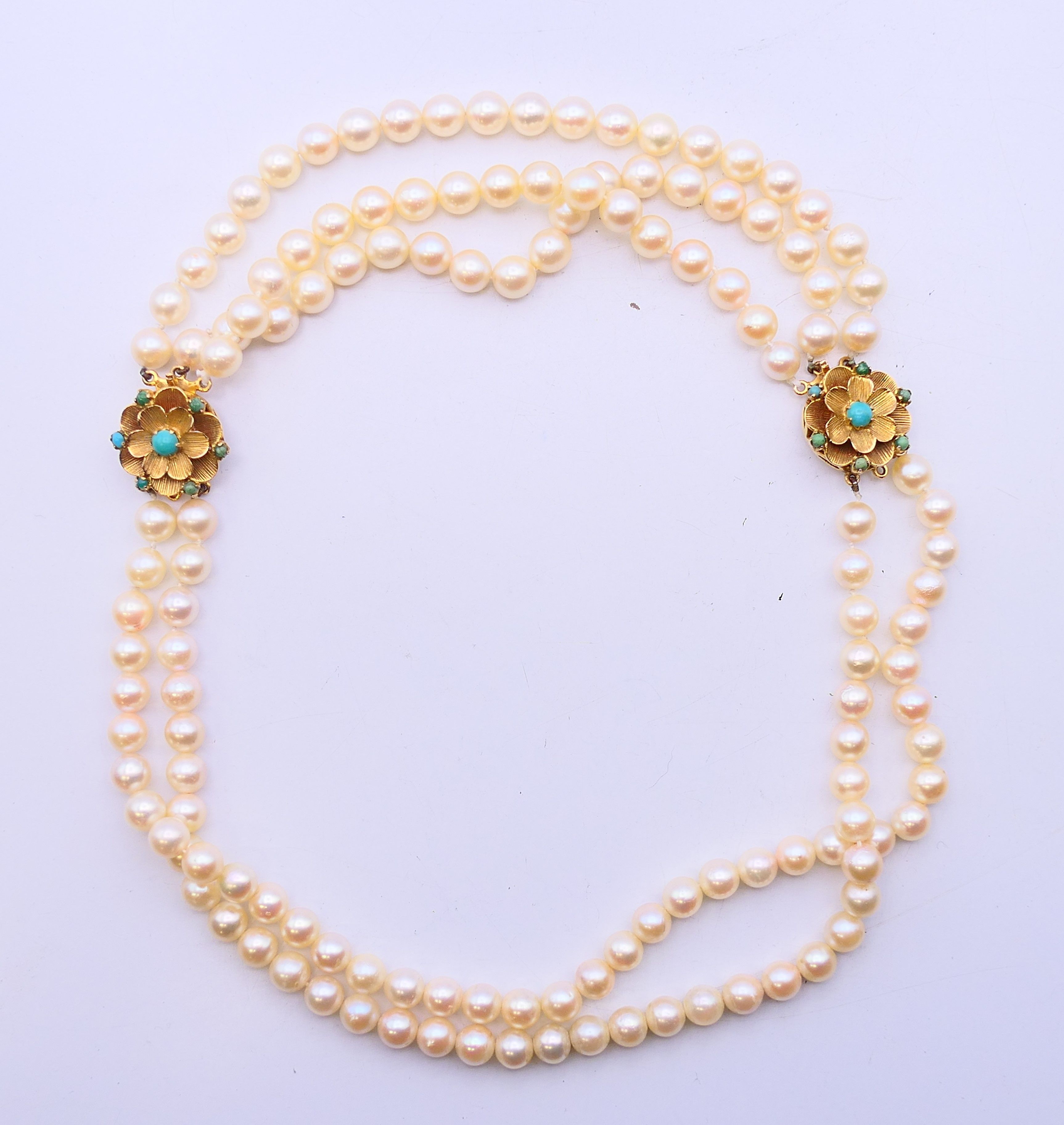 A 9 ct gold clasp pearl necklace and a pair of gold pearl earrings. Necklace 44 cm long. - Image 5 of 9